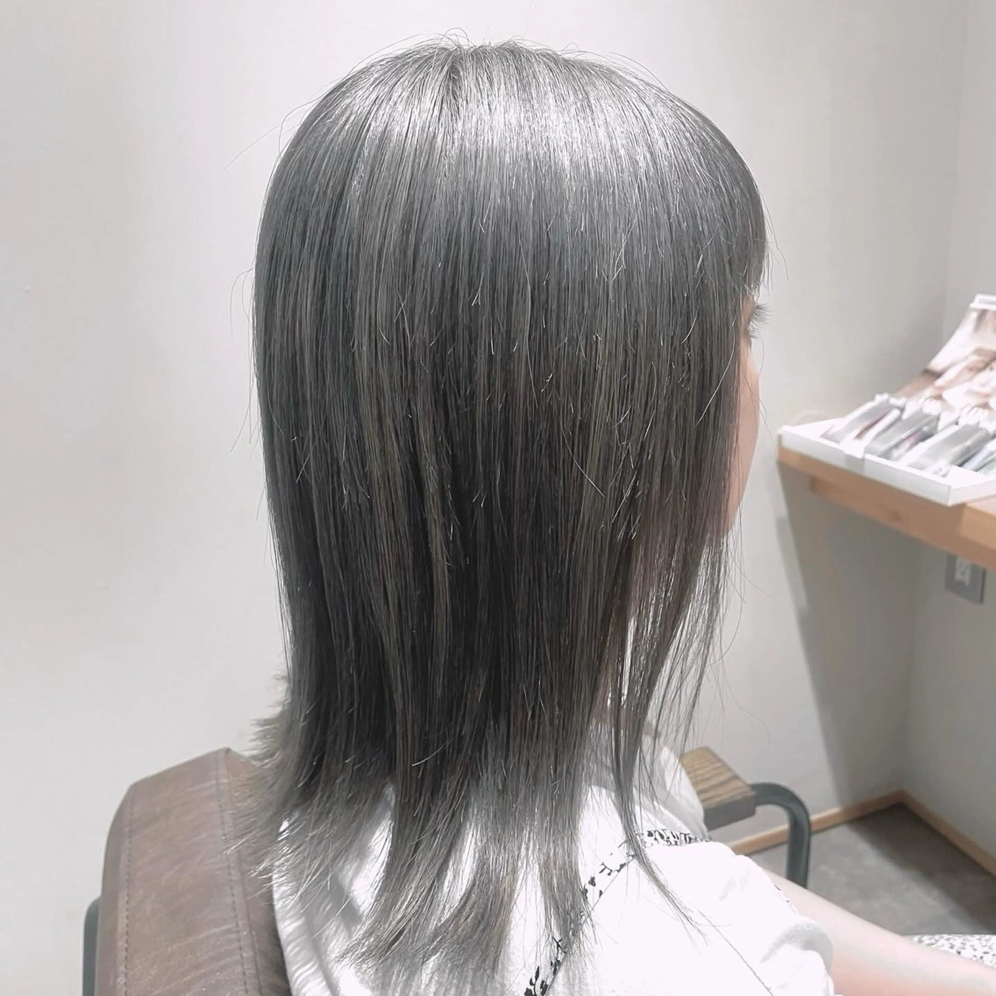 ミディアム カラー ブリーチ シルバー 伊東 咲織のヘアスタイル