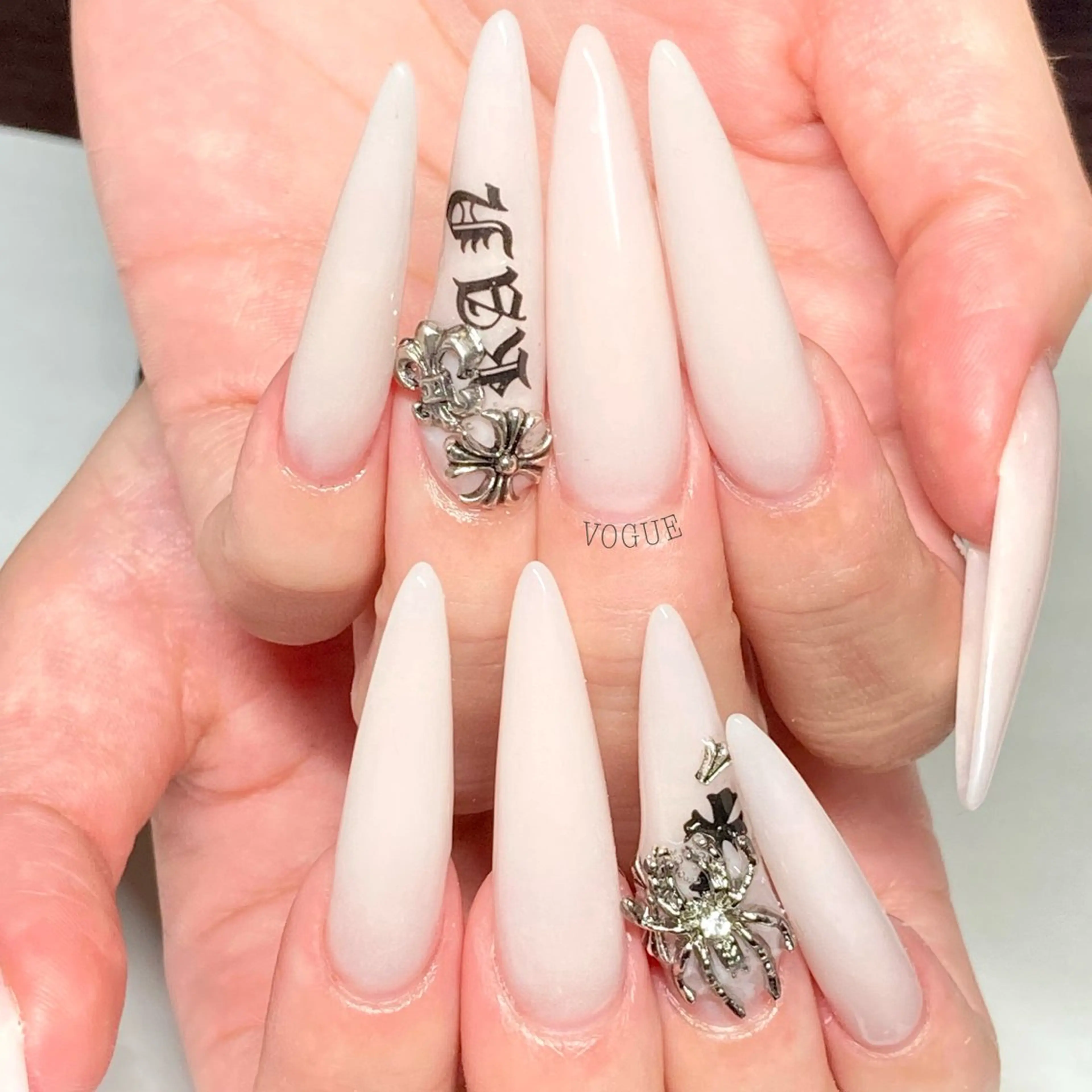 ネイル ハンドネイル VOGUE ×SWANのネイルデザイン
