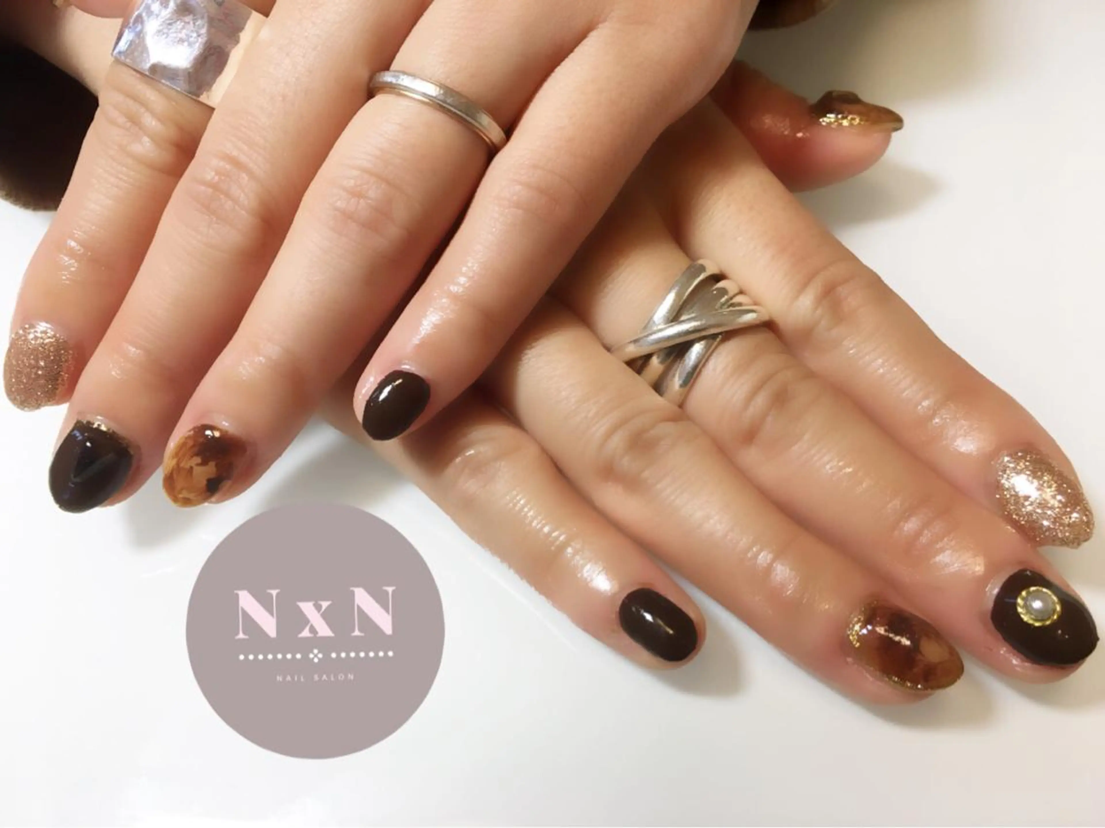 ネイル べっ甲ネイル ブラウン ゴールド ラメ(グリッター) ハンドネイル nail salon N×Nのネイルデザイン