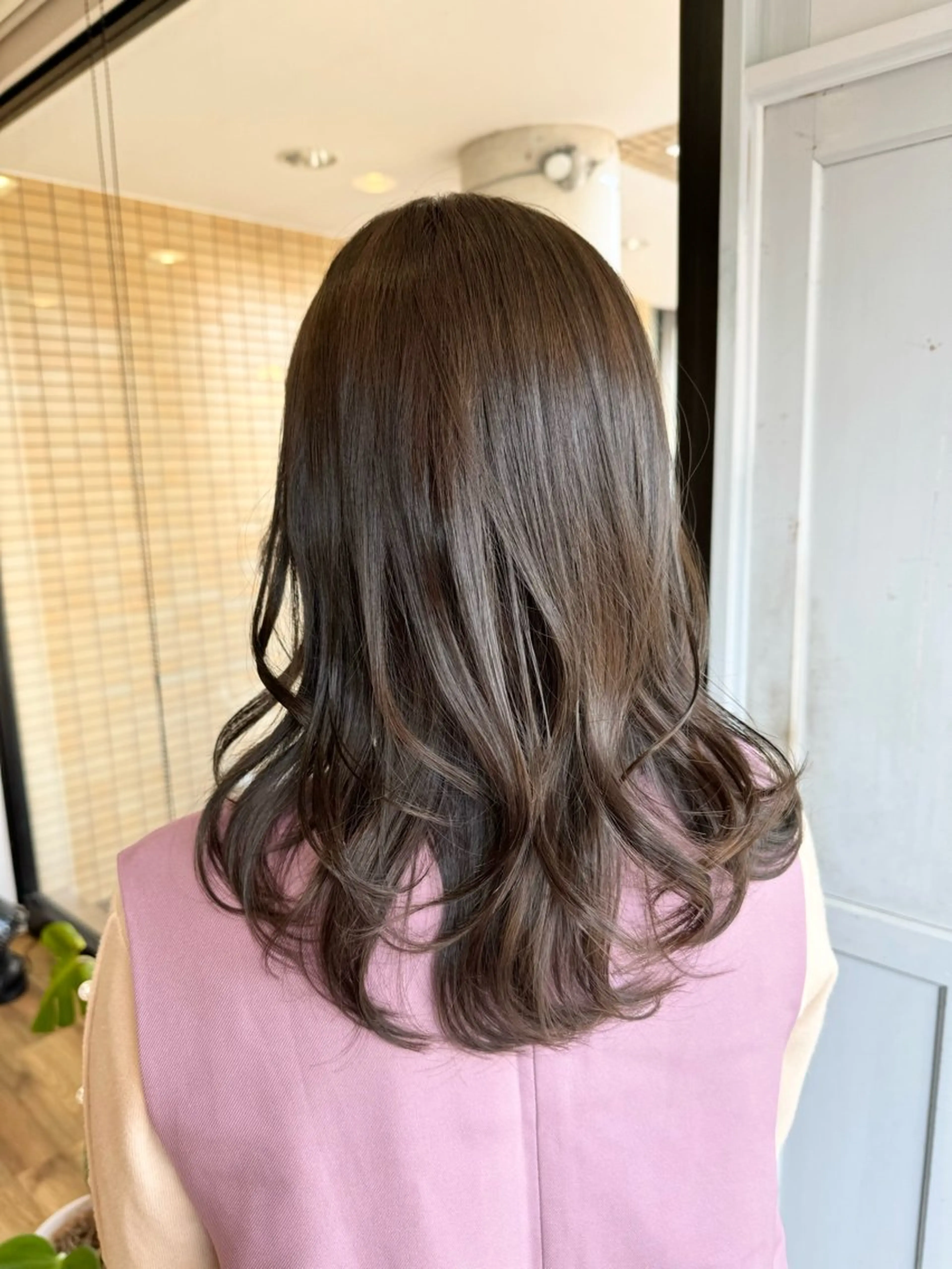 ロング カラー アッシュ ベージュカラー ヘアカラー トリートメント ツキダテ ユイのヘアスタイル
