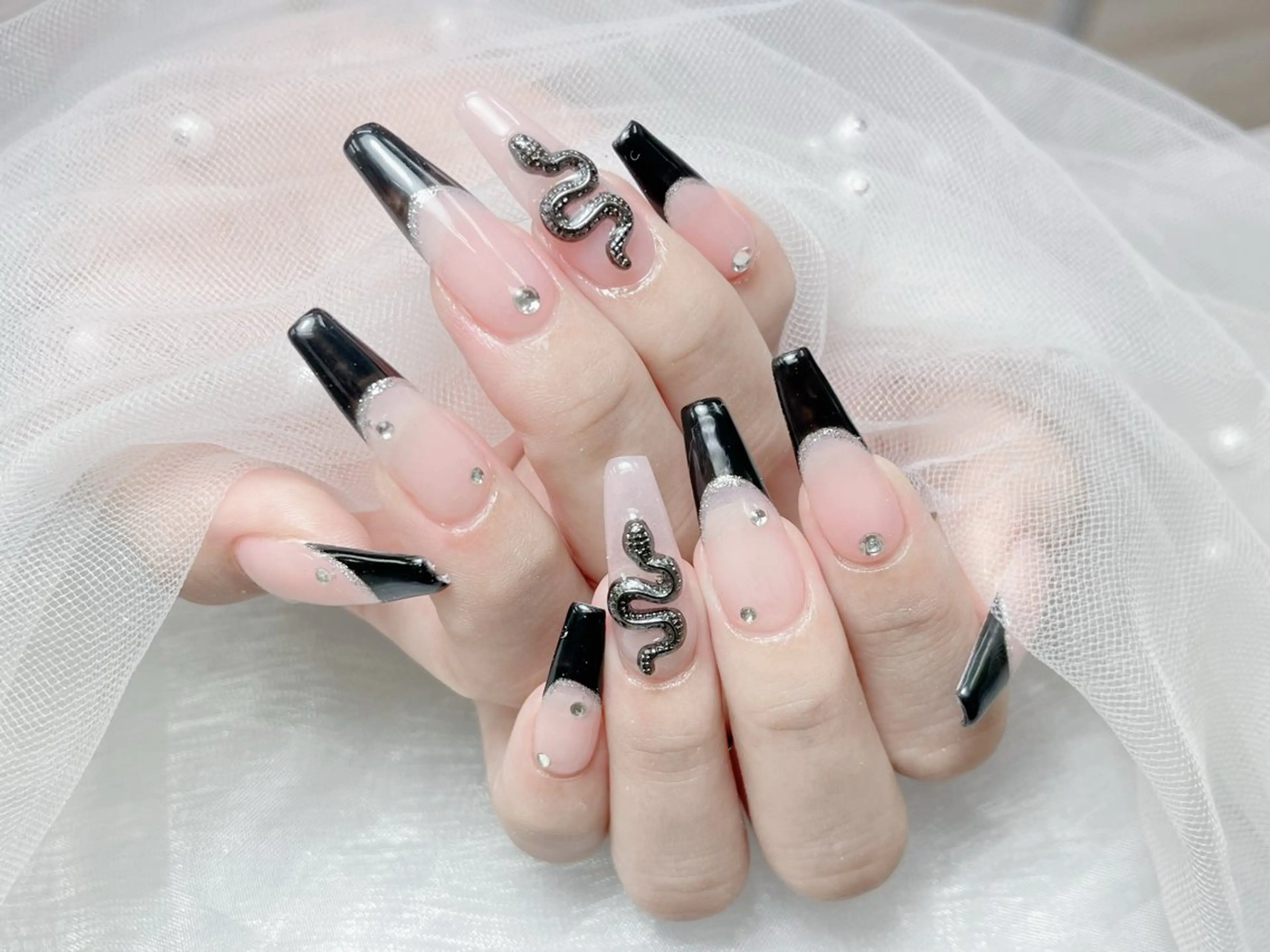 メンズ ネイル メンズ韓国風 アートネイル フレンチネイル ジェルネイル キラキラネイル ハンドネイル Bloom スカルプ専門店のネイルデザイン