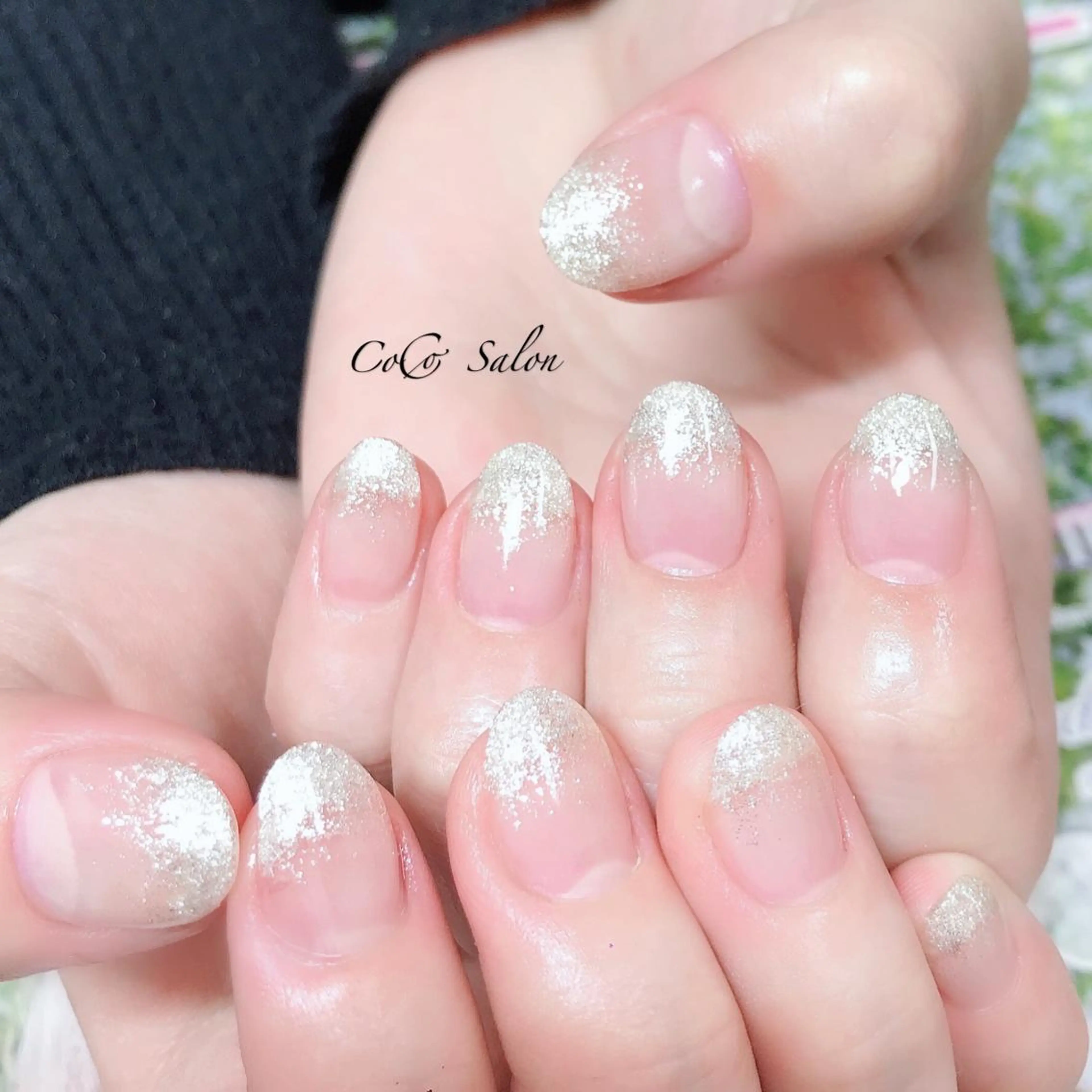ネイル グラデーション キラキラネイル シンプルネイル ホワイト CoCoSalon ネイル/まつ毛予約のネイルデザイン