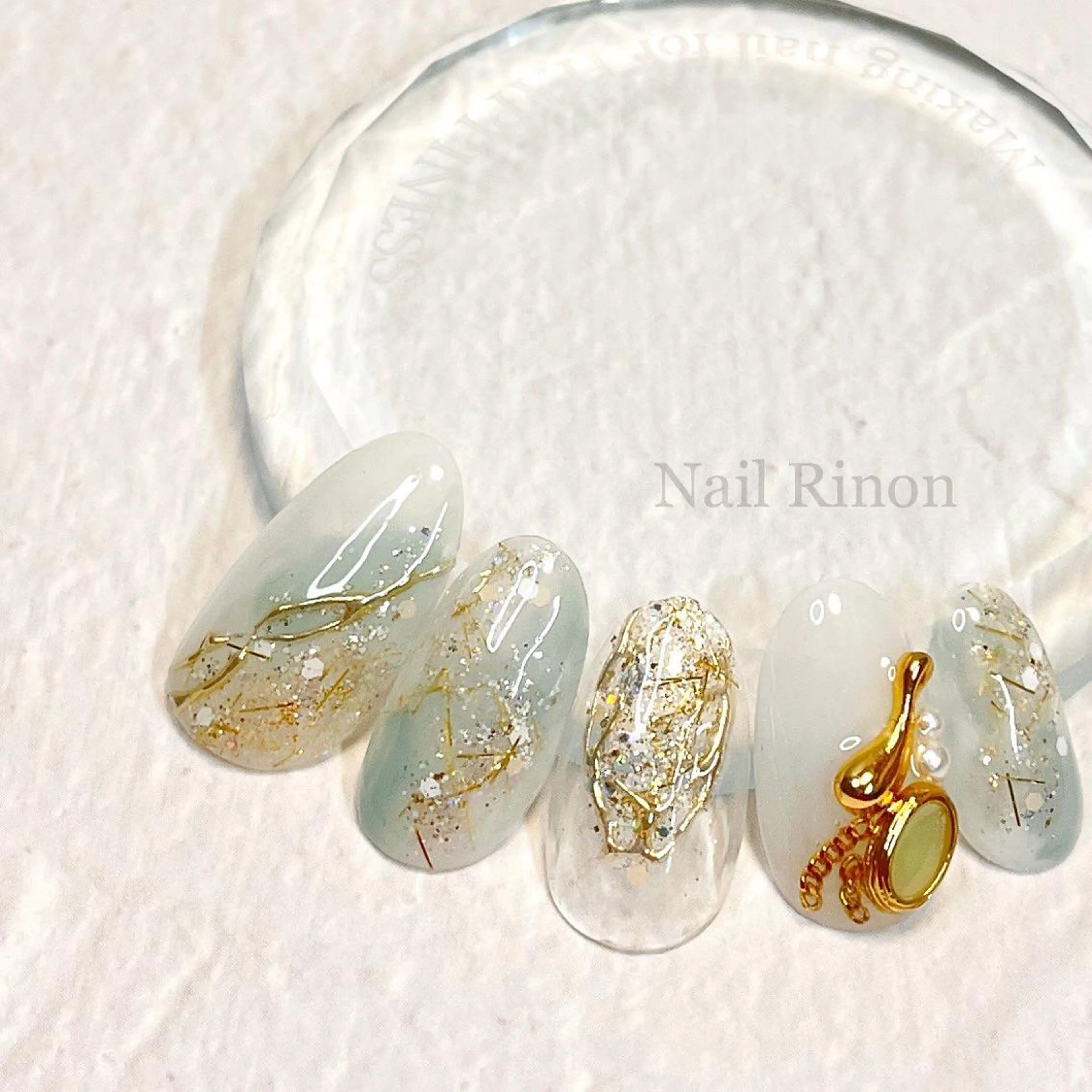ネイル ブルー ゴールド キラキラネイル ラメ(グリッター) ホワイト ハンドネイル Nail Rinonのネイルデザイン