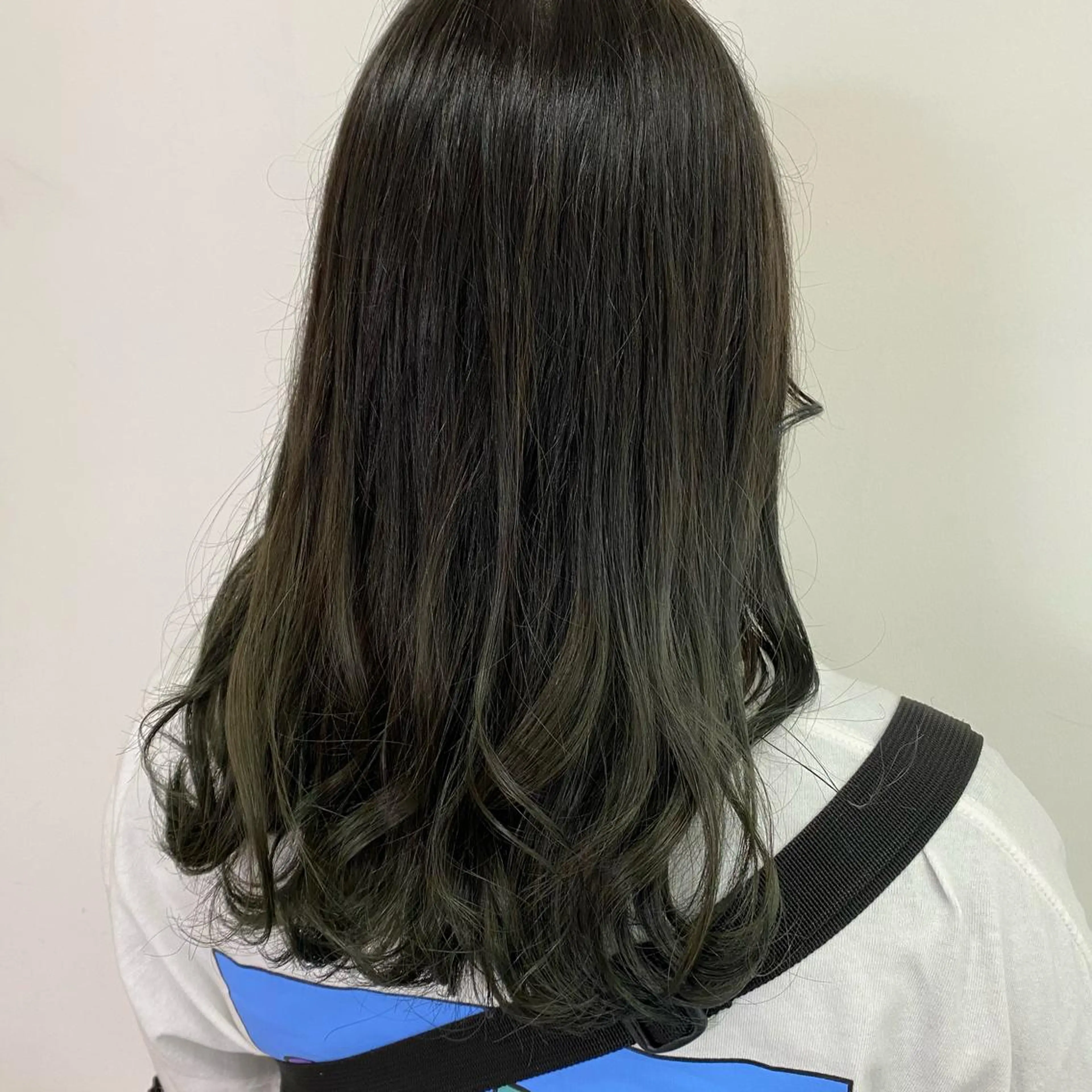 セミロング カラー アッシュ 透明感カラー グラデーションカラー トリートメント sign hair 鈴木 りん🍓のヘアスタイル