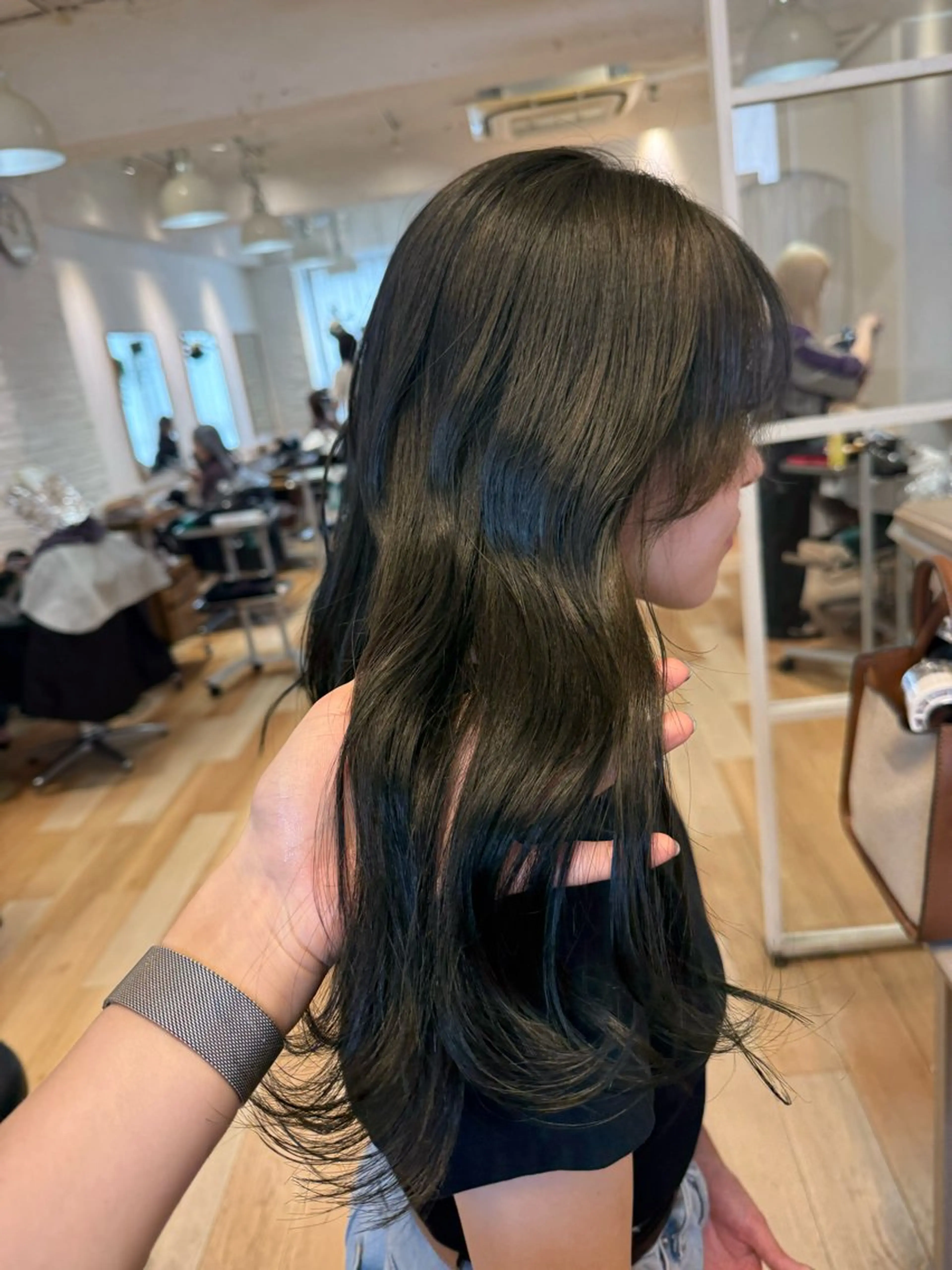 ロング カラー ミルクティー× グレージュMOMOのヘアスタイル