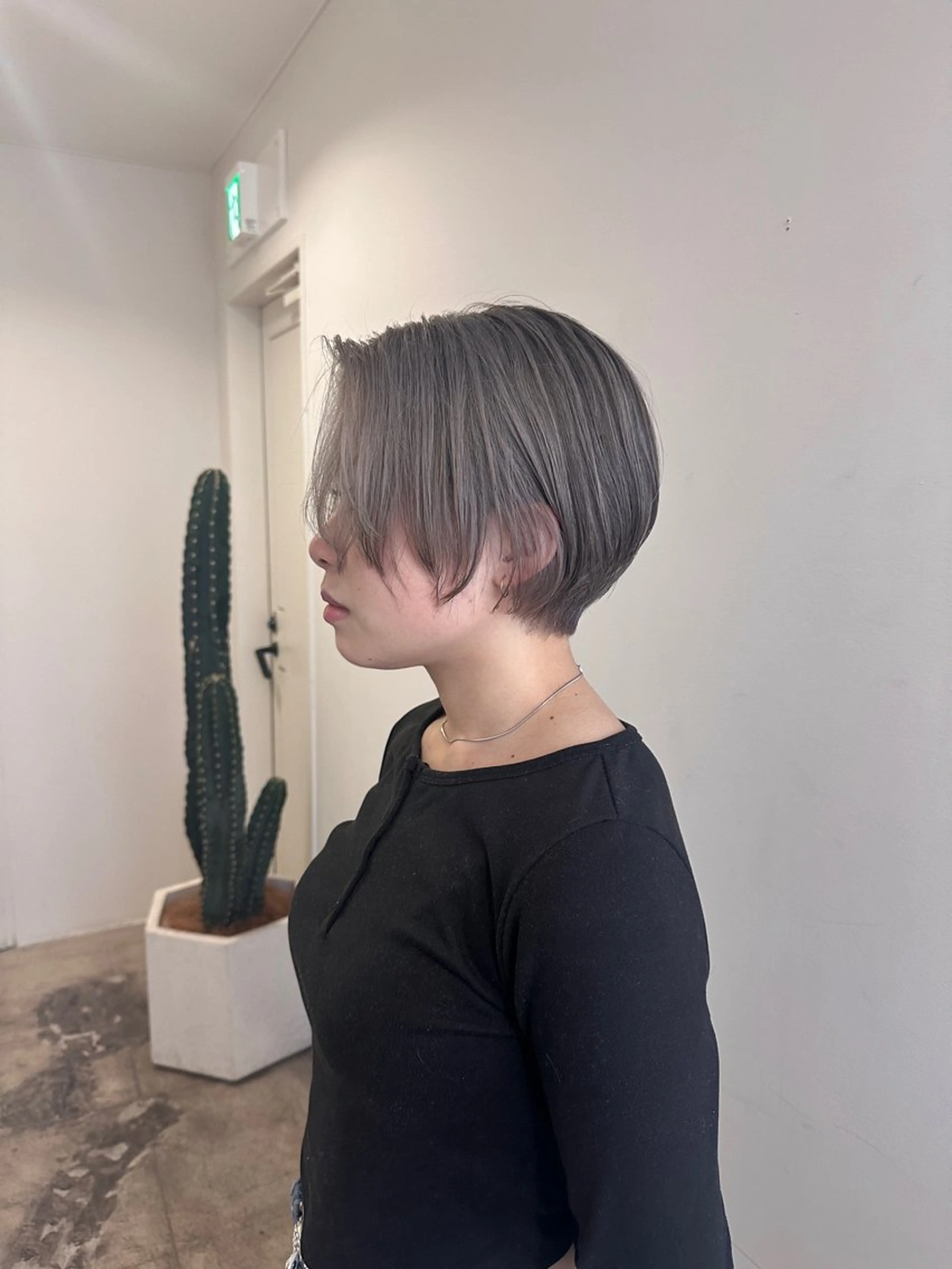 ショート カラー ベージュカラー ブリーチ ブラウンカラー デザインカラー 透明感カラー/顔周り レイヤー/髪質改善のヘアスタイル