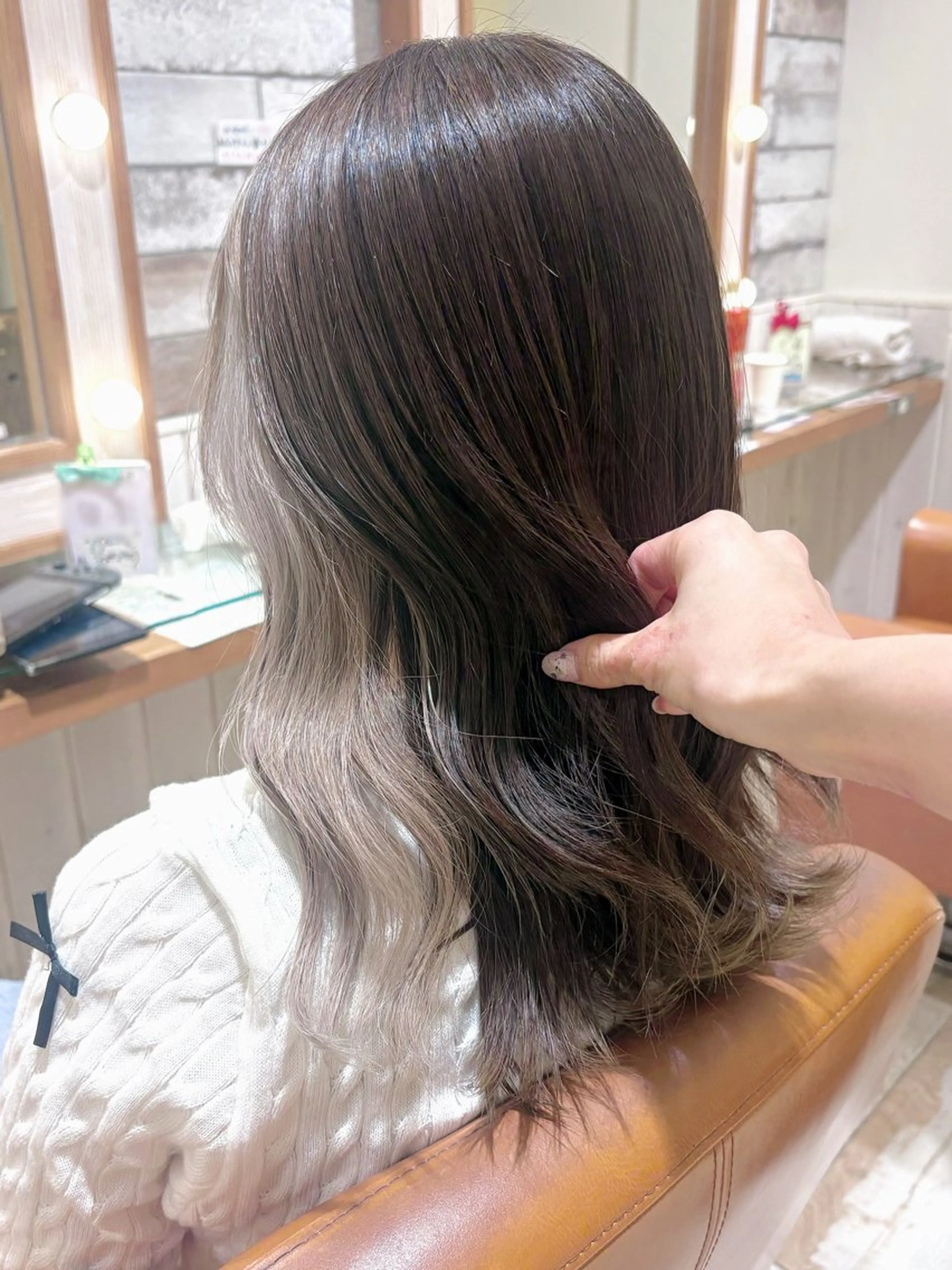 ミディアム カラー ベージュカラー イヤリングカラー インナーカラー ホワイトベージュ ヘアカラー 🌸小島友梨香🌸 ブリーチカラーのヘアスタイル