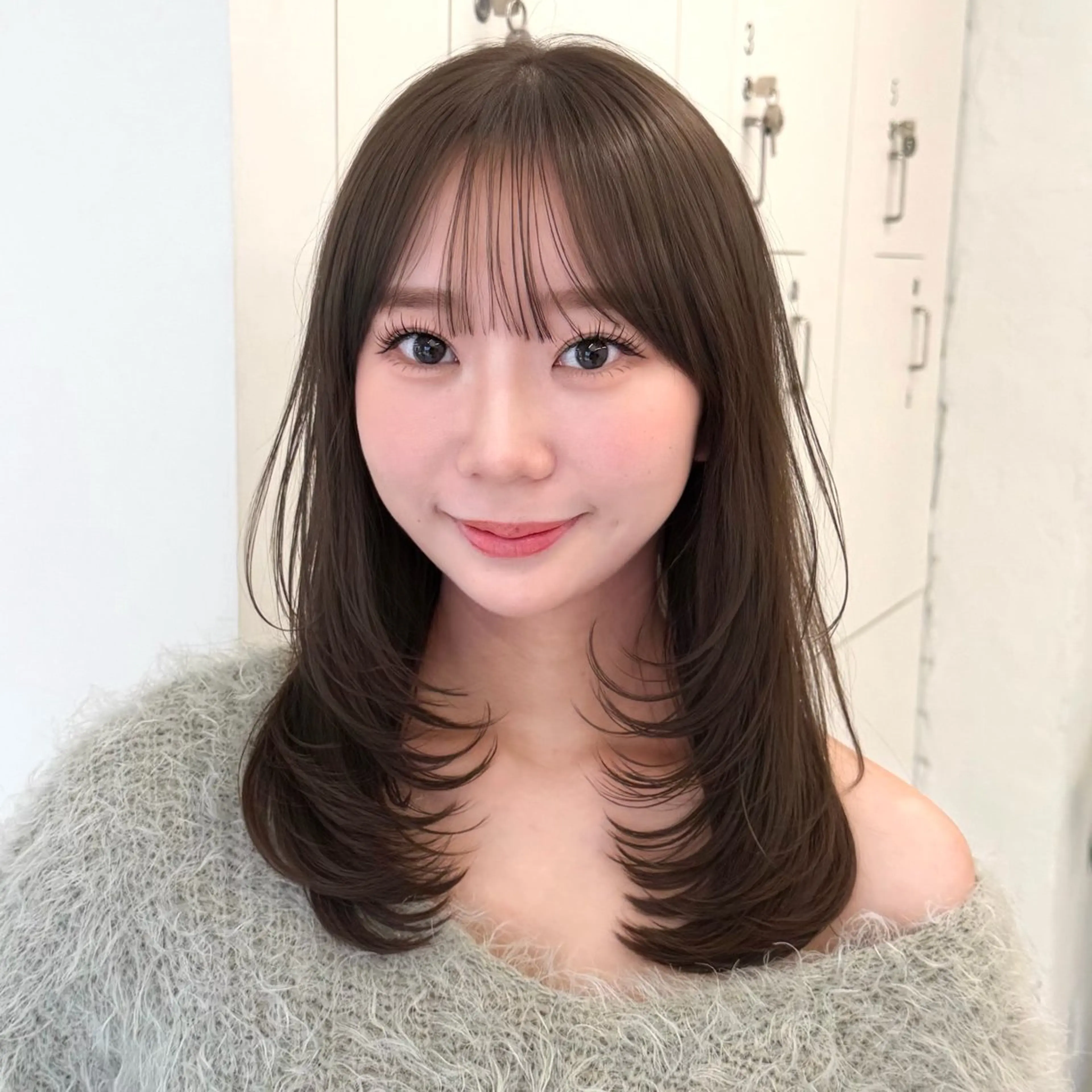 ミディアム カット ヘアカラー トリートメント mei / レイヤー 顔まわり 🤍のヘアスタイル