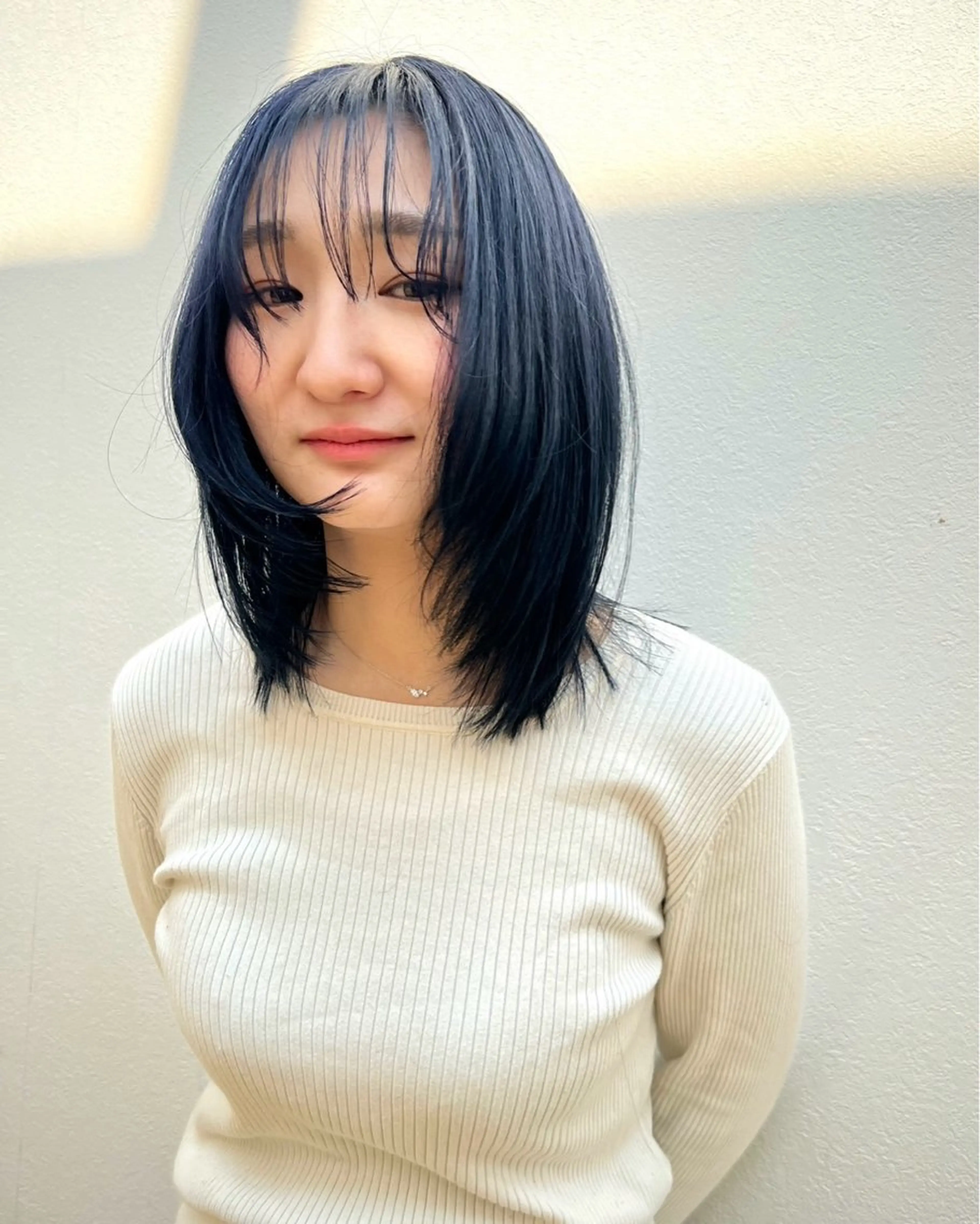 ミディアム カラー 黒髪 ブリーチ ブルーカラー ブルーブラック ダブルカラー カット ヘアカラー たけなか ゆいのヘアスタイル