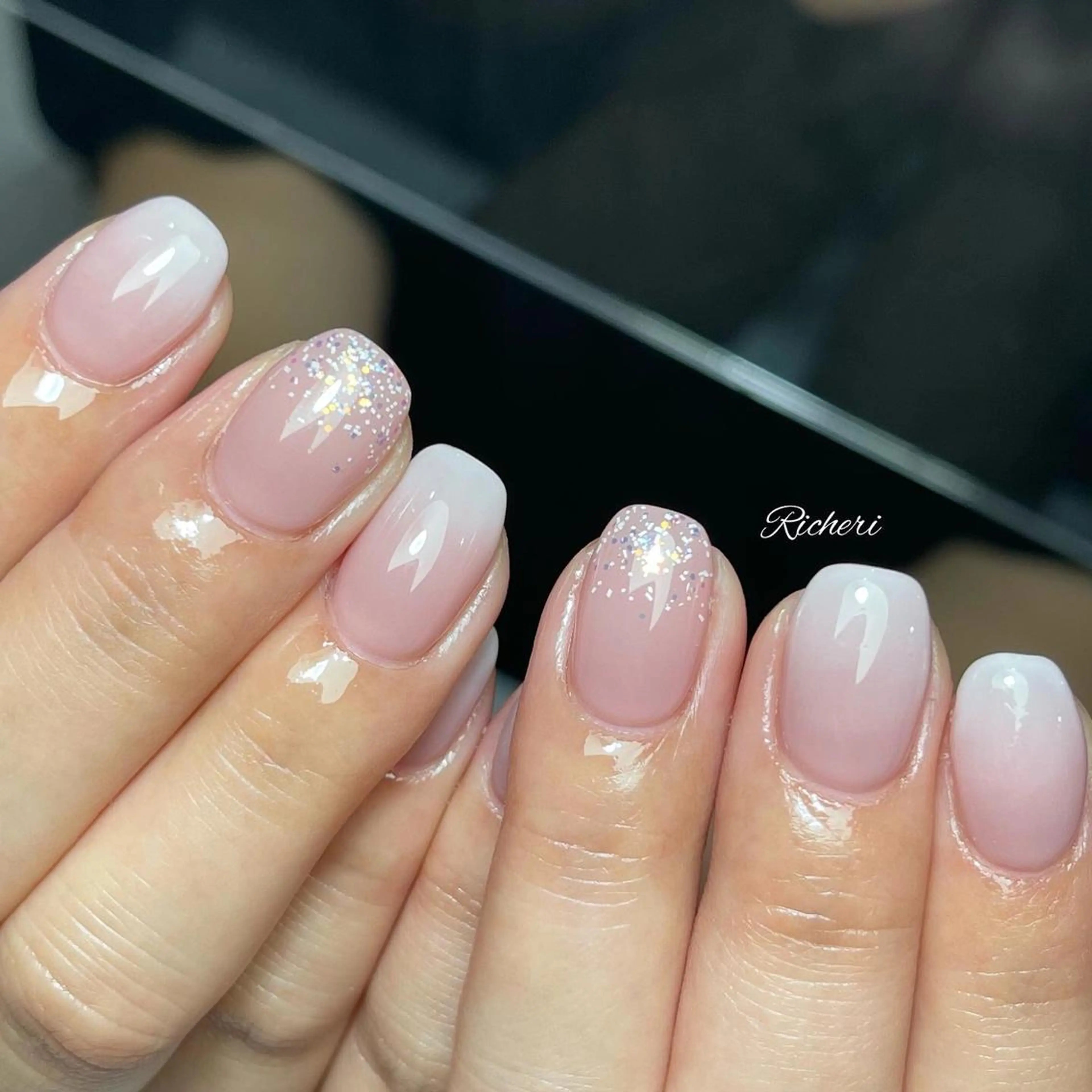 ミディアム ネイル 韓国風ヘア アートネイル フレンチネイル ジェルネイル キラキラネイル richeri beautyのエステ・リラクイメージ