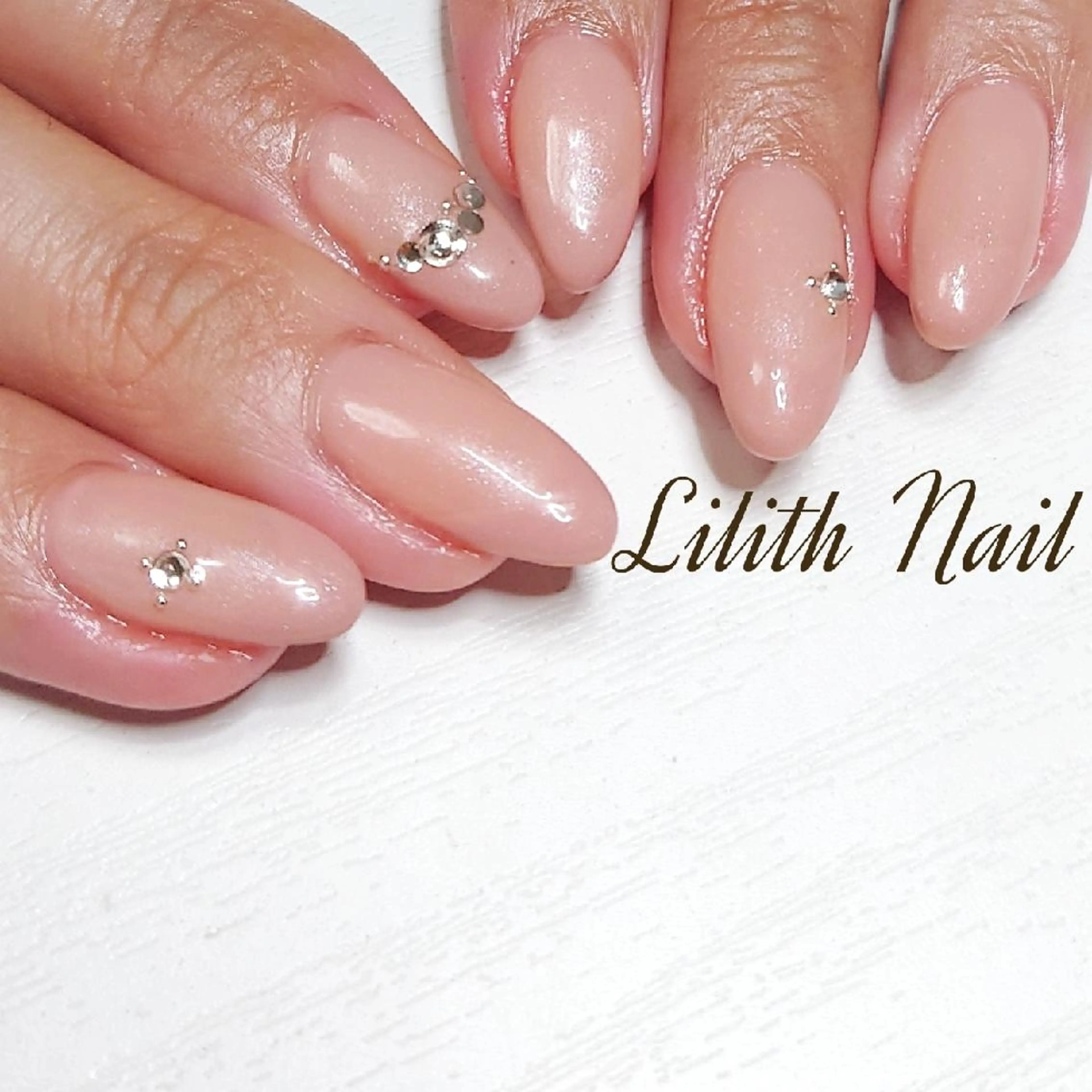 ネイル アートネイル キラキラネイル ワンカラーネイル シンプルネイル ストーンネイル ハンドネイル Lilith Nailのネイルデザイン