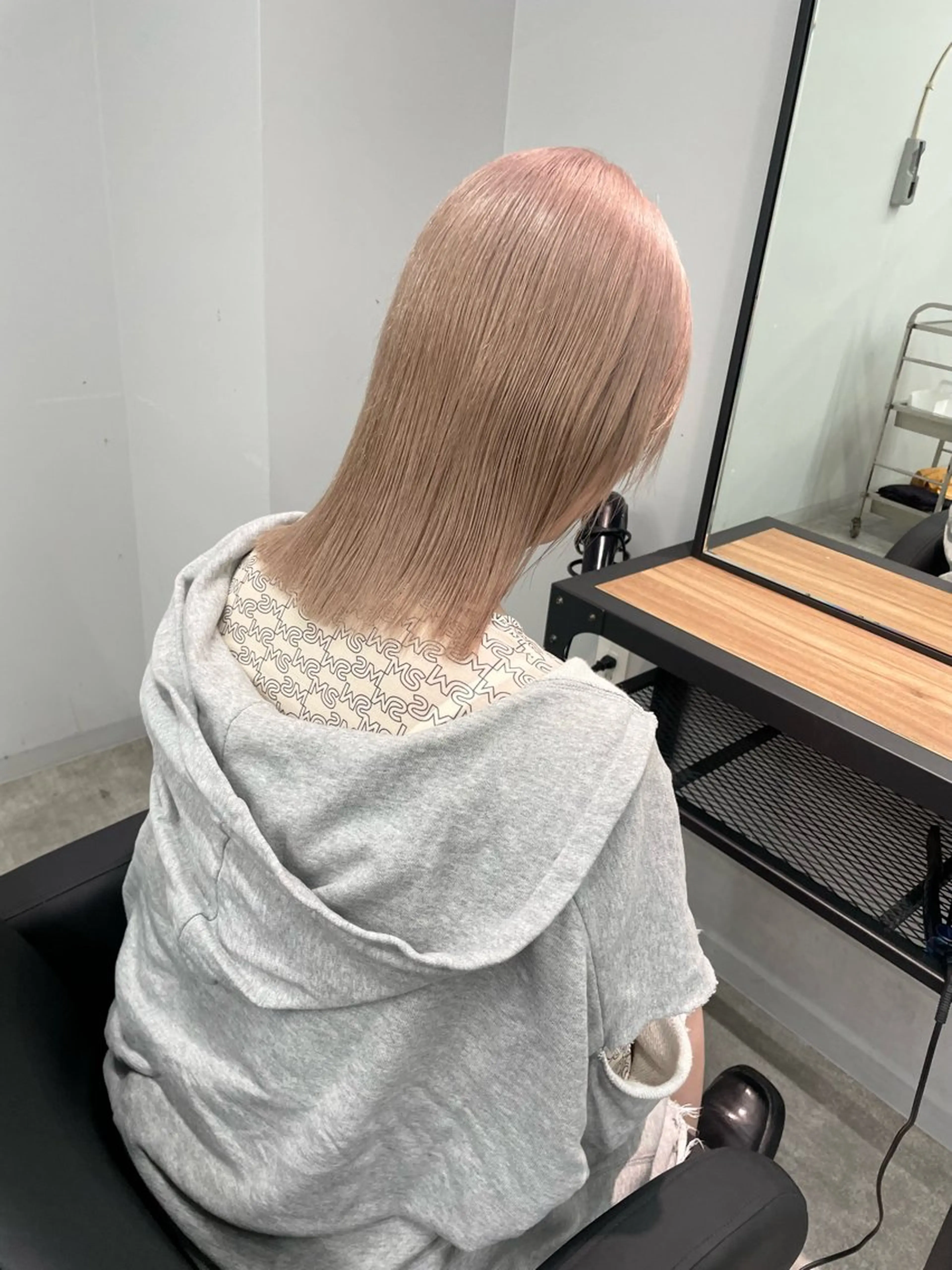 ミディアム カラー ベージュカラー ブリーチ ハイトーンカラー ミルクティーベージュ 心斎橋/ブリーチ minamiのヘアスタイル