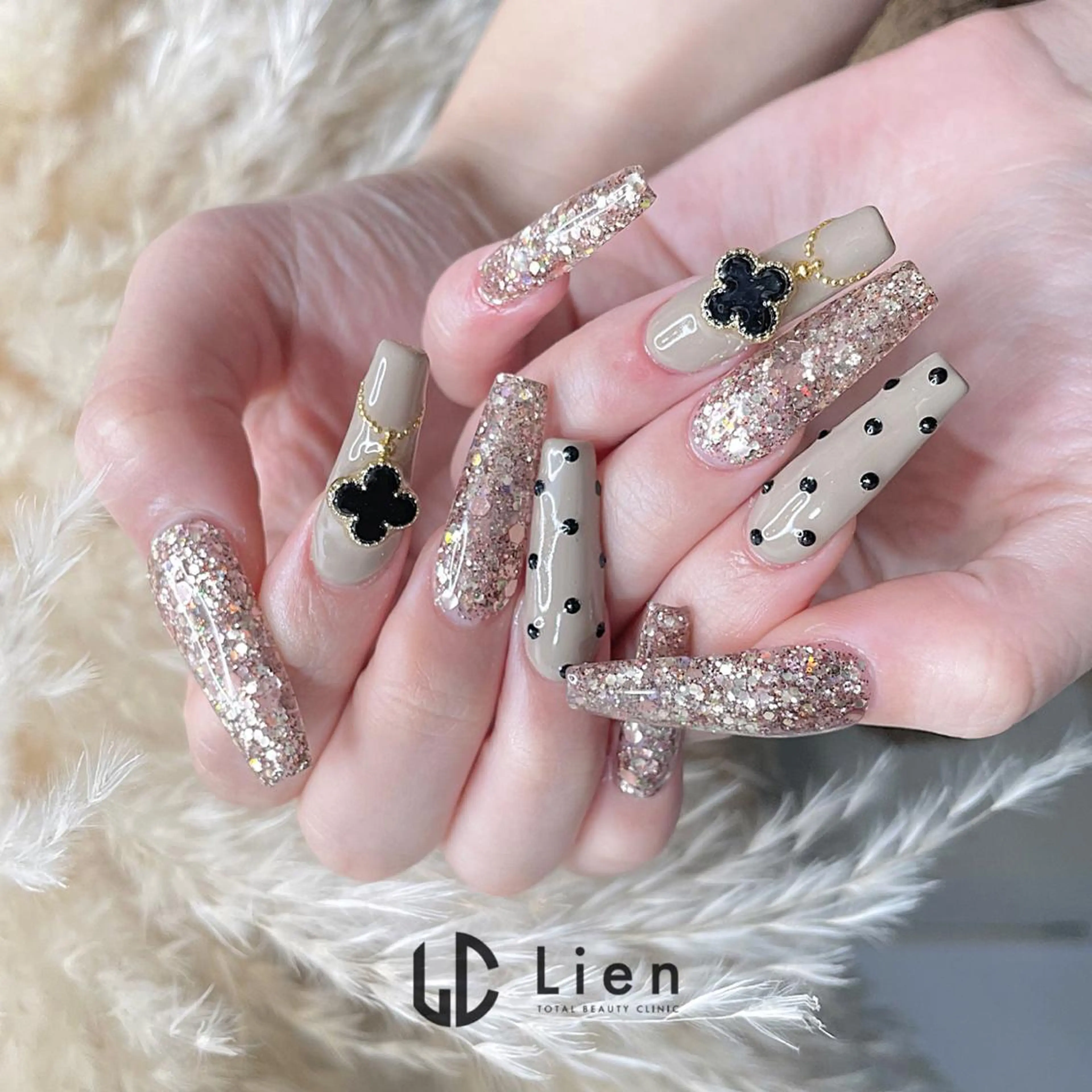 ネイル キラキラネイル 韓国ネイル ロングネイル ニュアンスネイル スカルプネイル 山田 真里のネイルデザイン