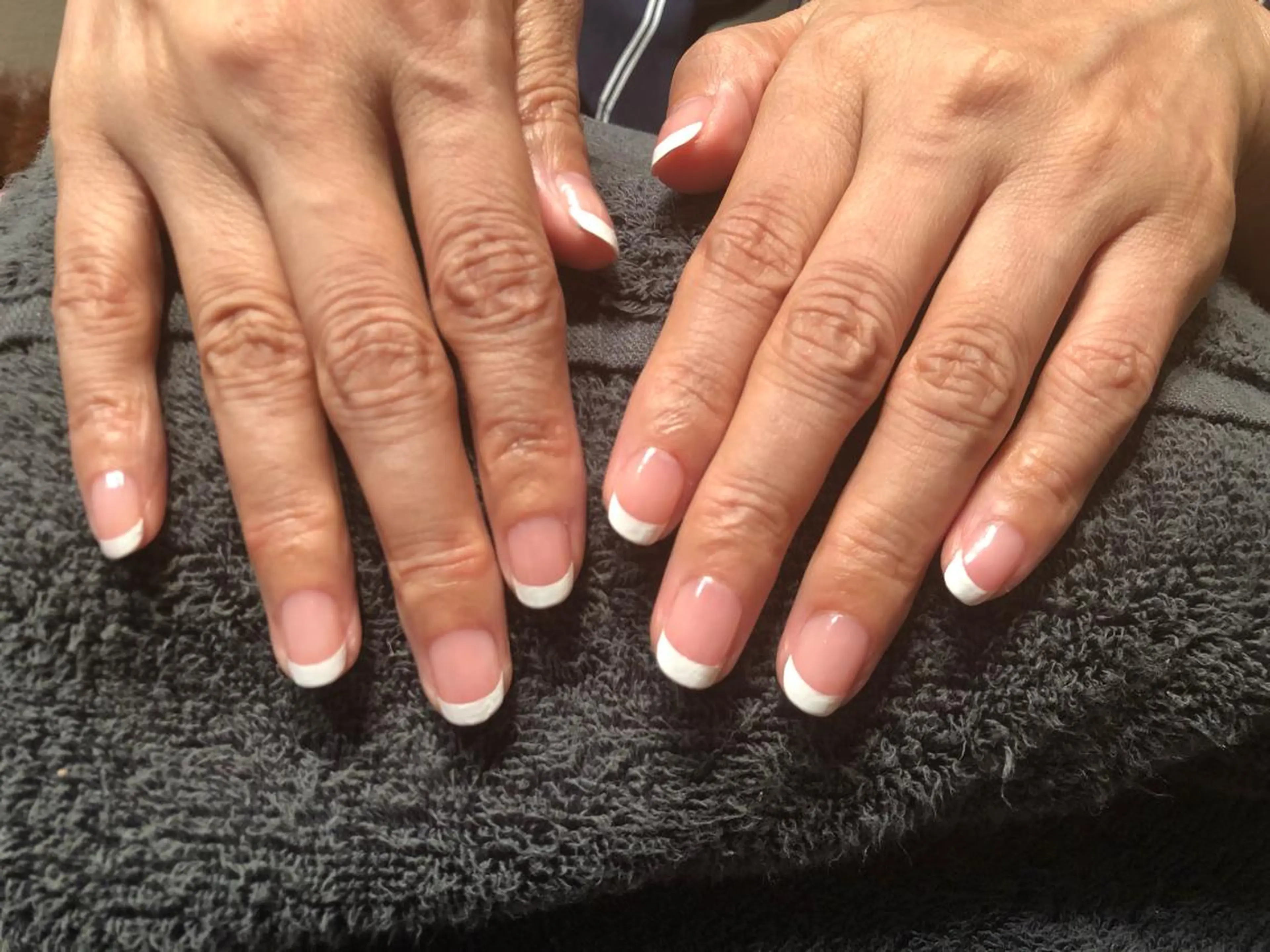 ハンドケア、マニキュア白フレンチの写真