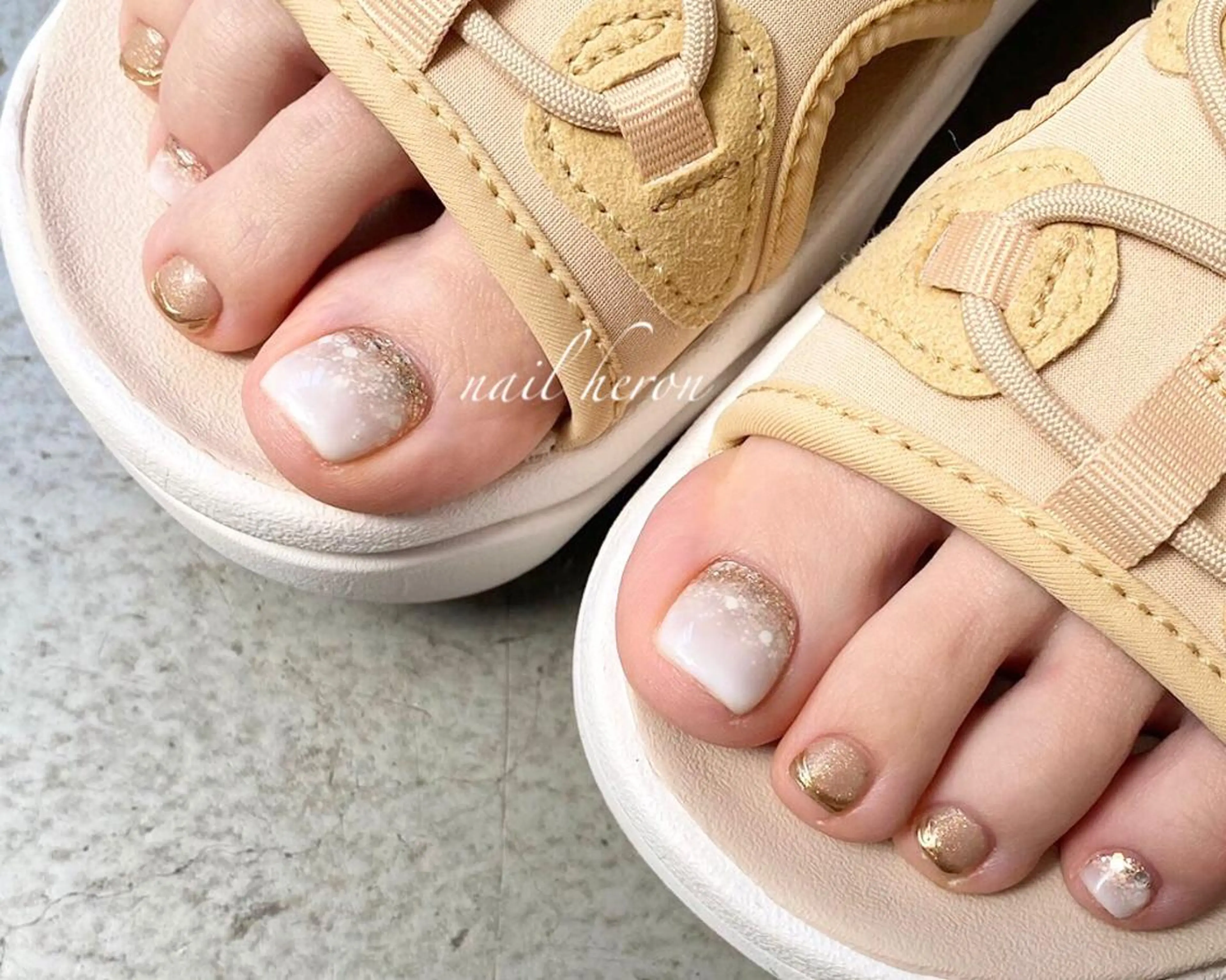 ネイル ゴールド ホワイト フットネイル saki_ nail heronのネイルデザイン
