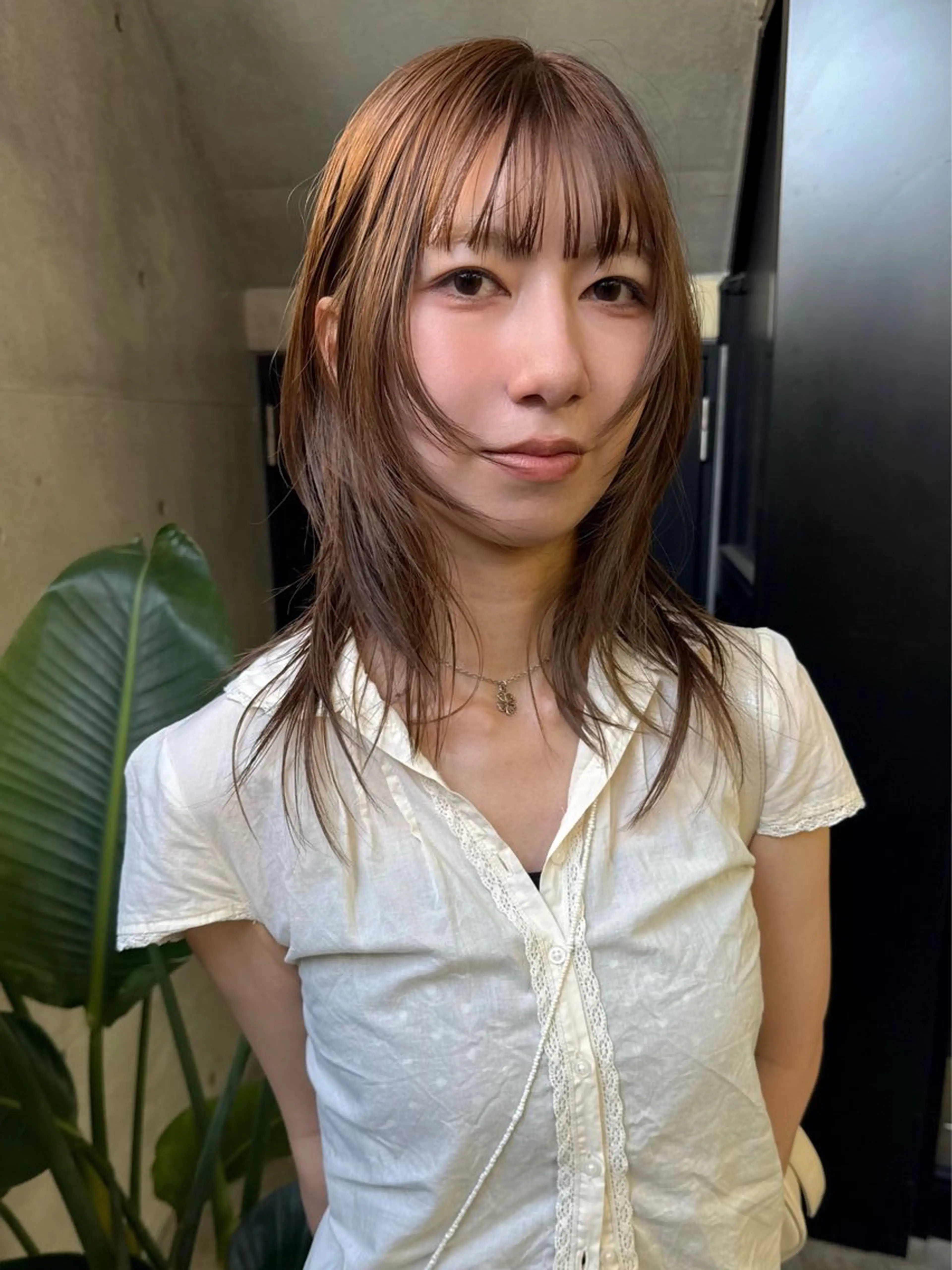ミディアム ミディアムレイヤー ラベンダーブラウン ハッシュカット かきあげバング レイヤーカット カット ヘアカラー トリートメント レイヤーカット\ウル フ　chinatsuのヘアスタイル