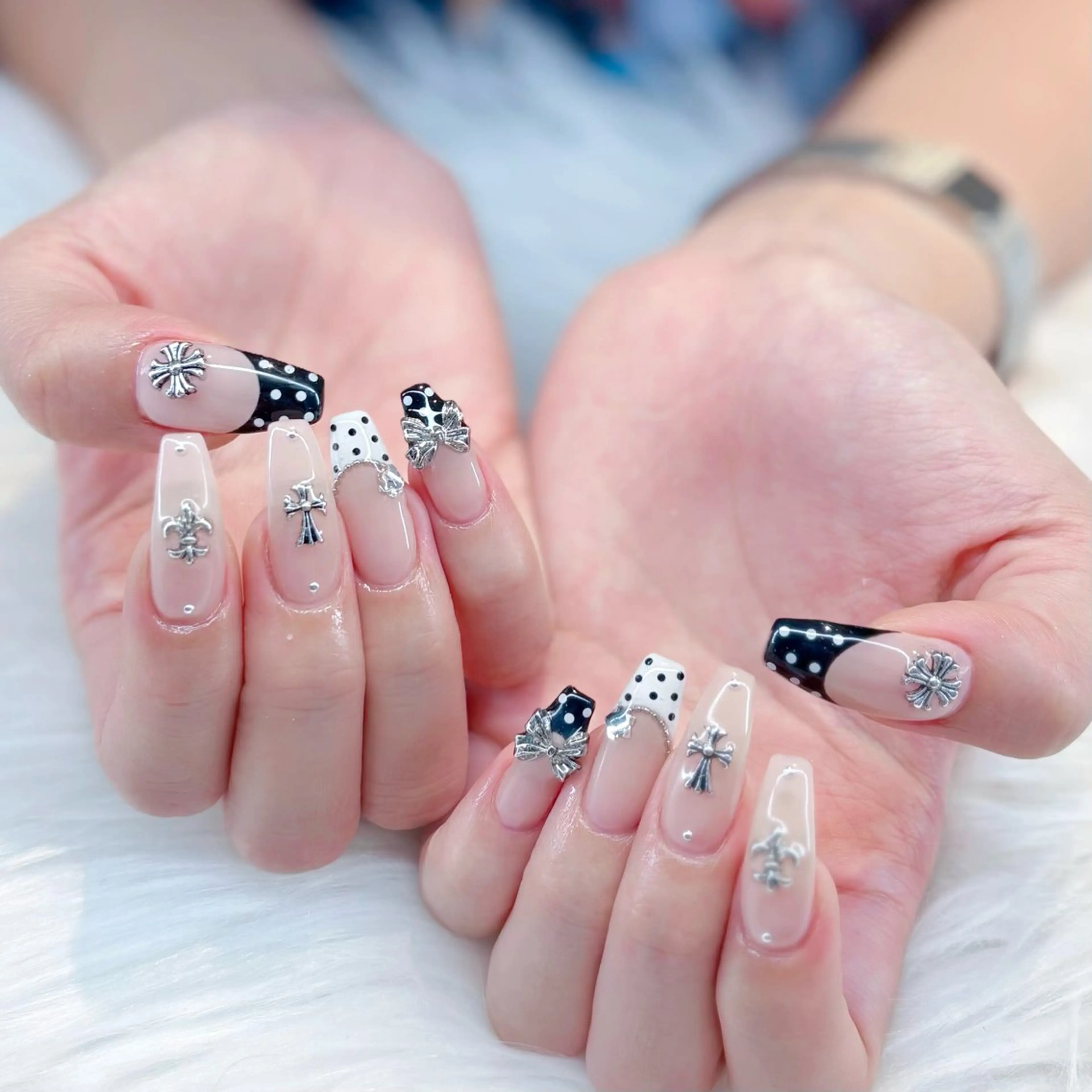 ネイル ドット フレンチネイル 韓国ネイル ハンドネイル ぷりゅねる 心斎橋のネイルデザイン