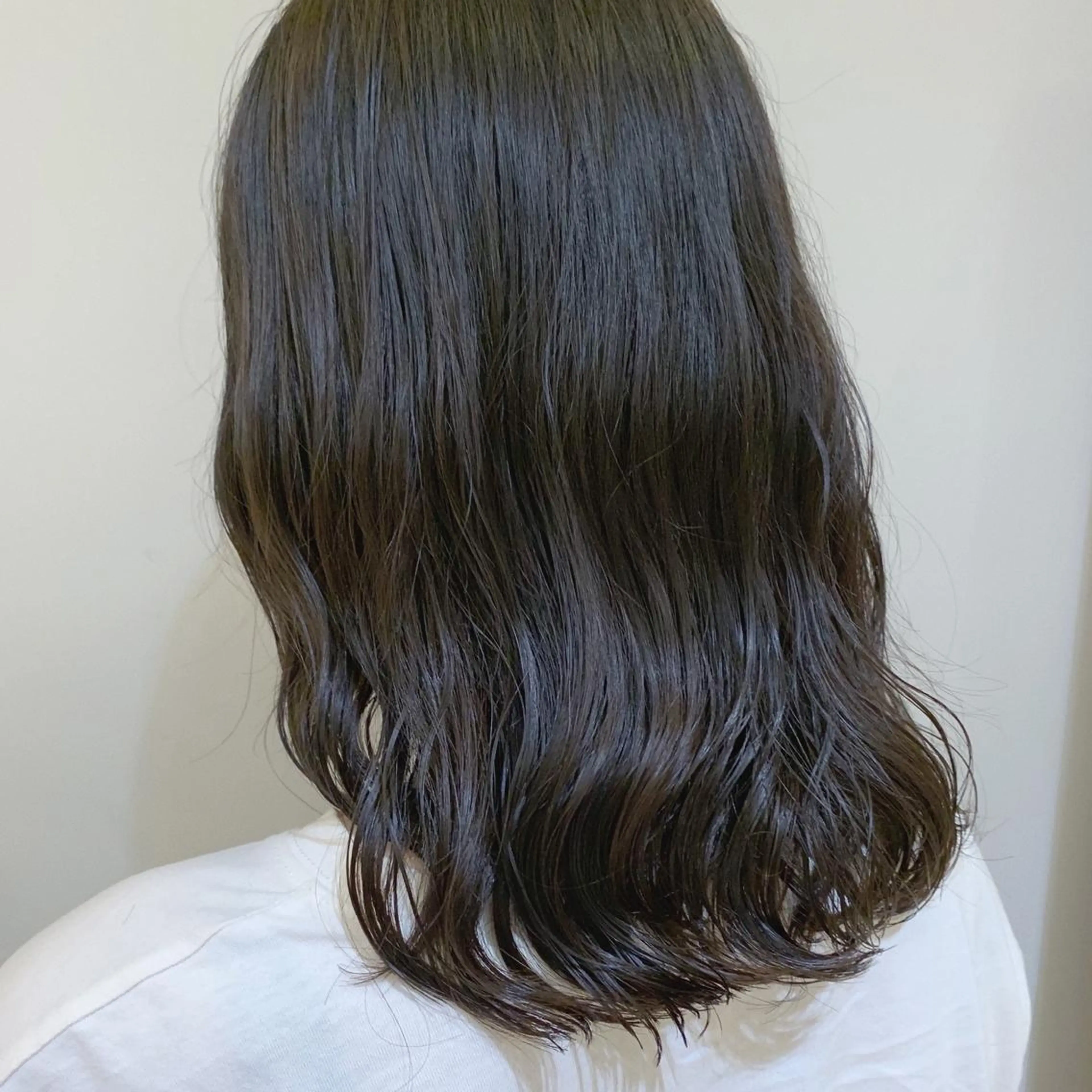 ミディアム カラー パーマ ヘアアレンジ 黒髪 透明感カラー グレージュ カット ヘアカラー トリートメント 松田 亮葉のヘアスタイル