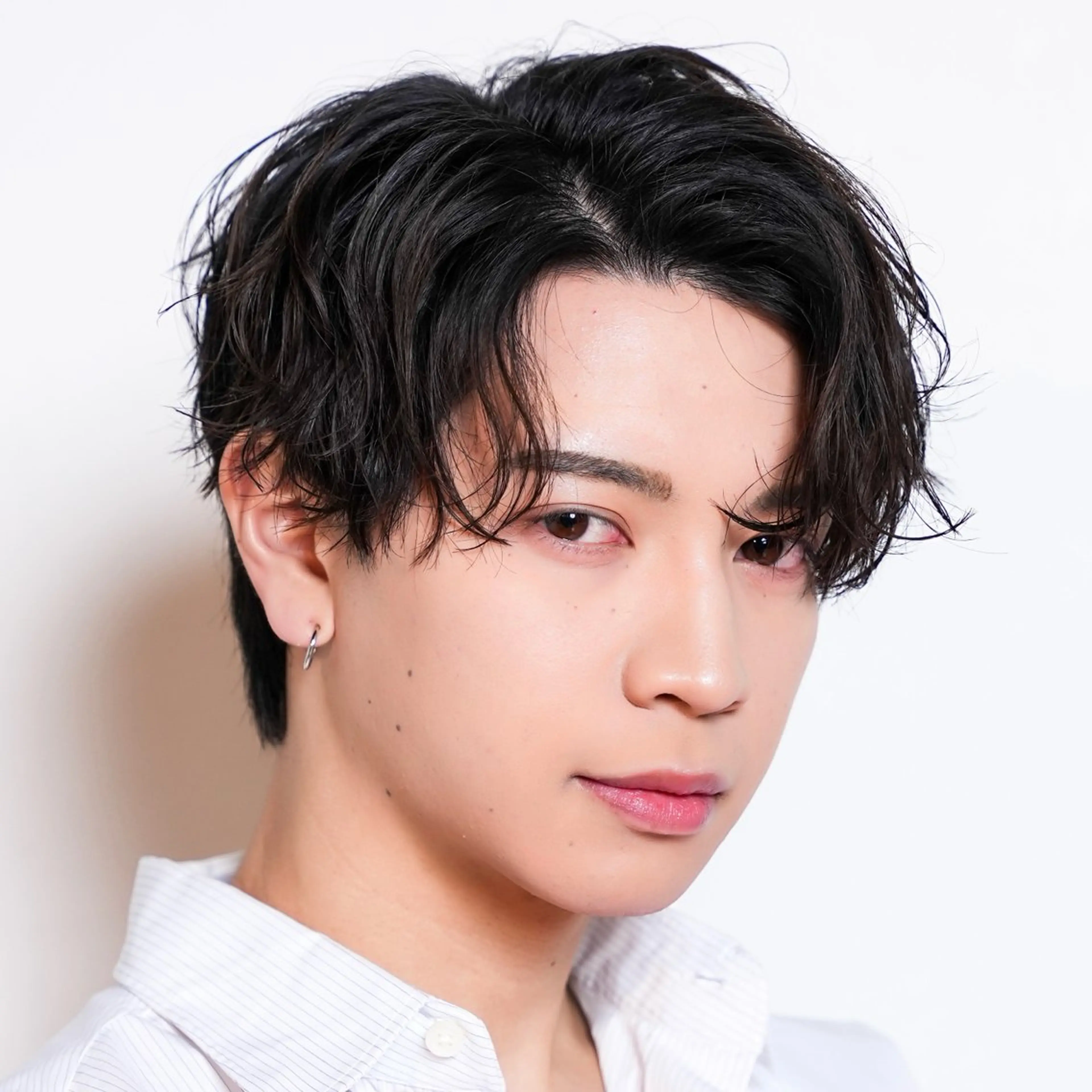 ミディアム パーマ メンズ カット パーマ ヘアセット メンズフェザー毛流れ パーマASHU渋谷のヘアスタイル