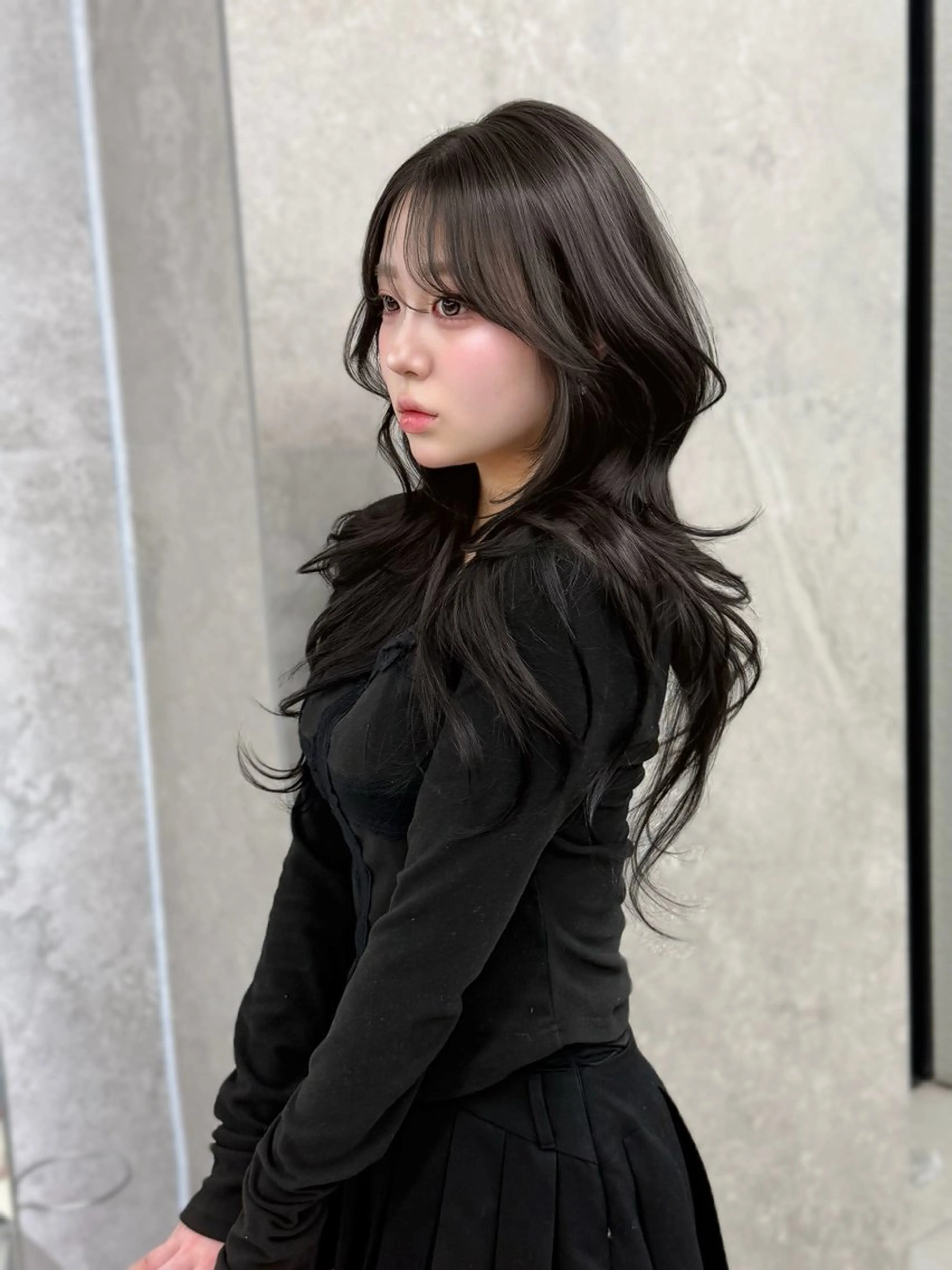 ロング カラー ブリーチ 透明感カラー グレージュ 顔まわりレイヤー レイヤーカット カット ヘアカラー トリートメント chii /ハイレイヤーのヘアスタイル