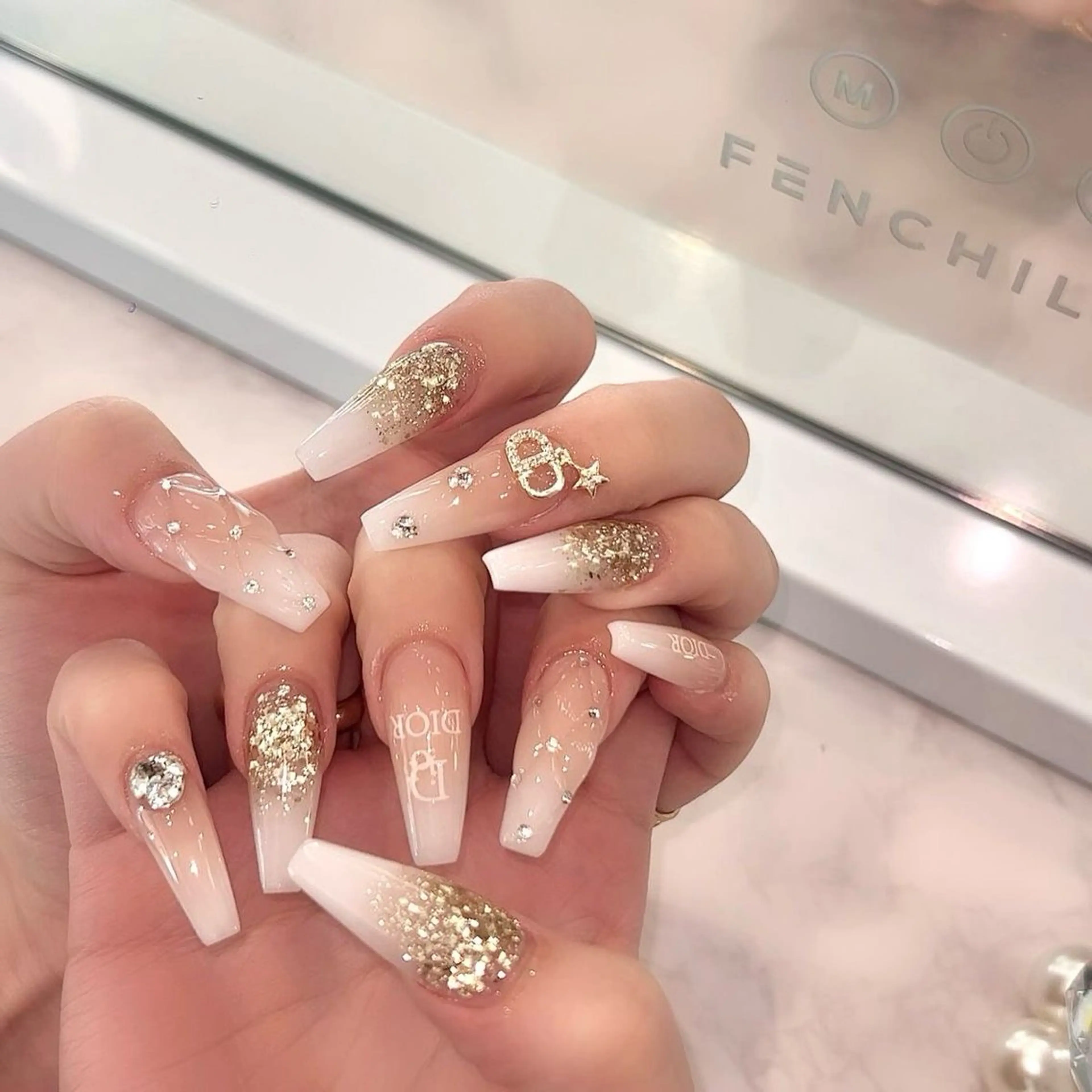 ネイル キラキラネイル 韓国ネイル ロングネイル ワンホンネイル ハンドネイル Josie nail salonのネイルデザイン