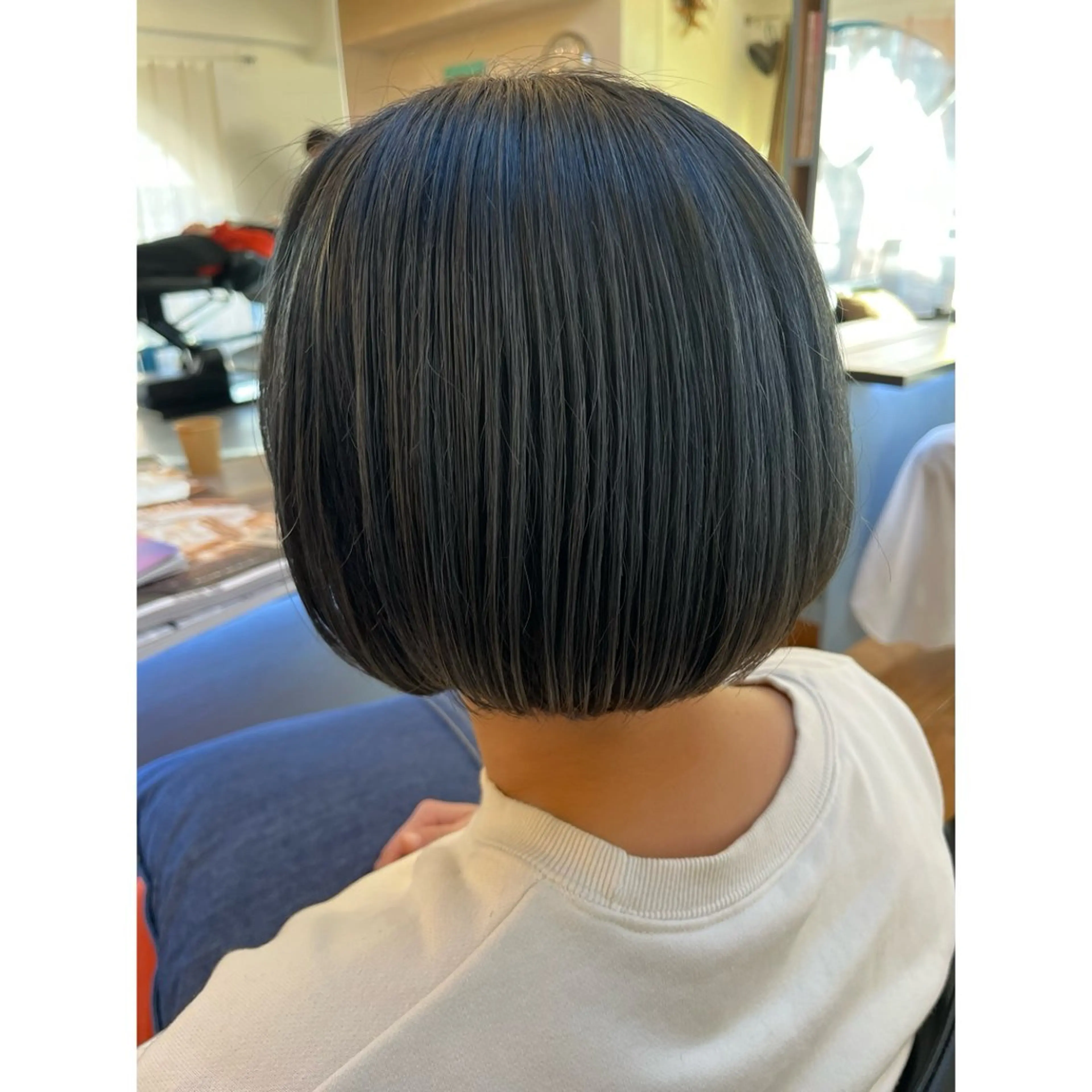 ショート カラー アッシュ ブリーチ ブルーカラー ブルーアッシュ カット ヘアカラー トリートメント Lagom なかだのヘアスタイル