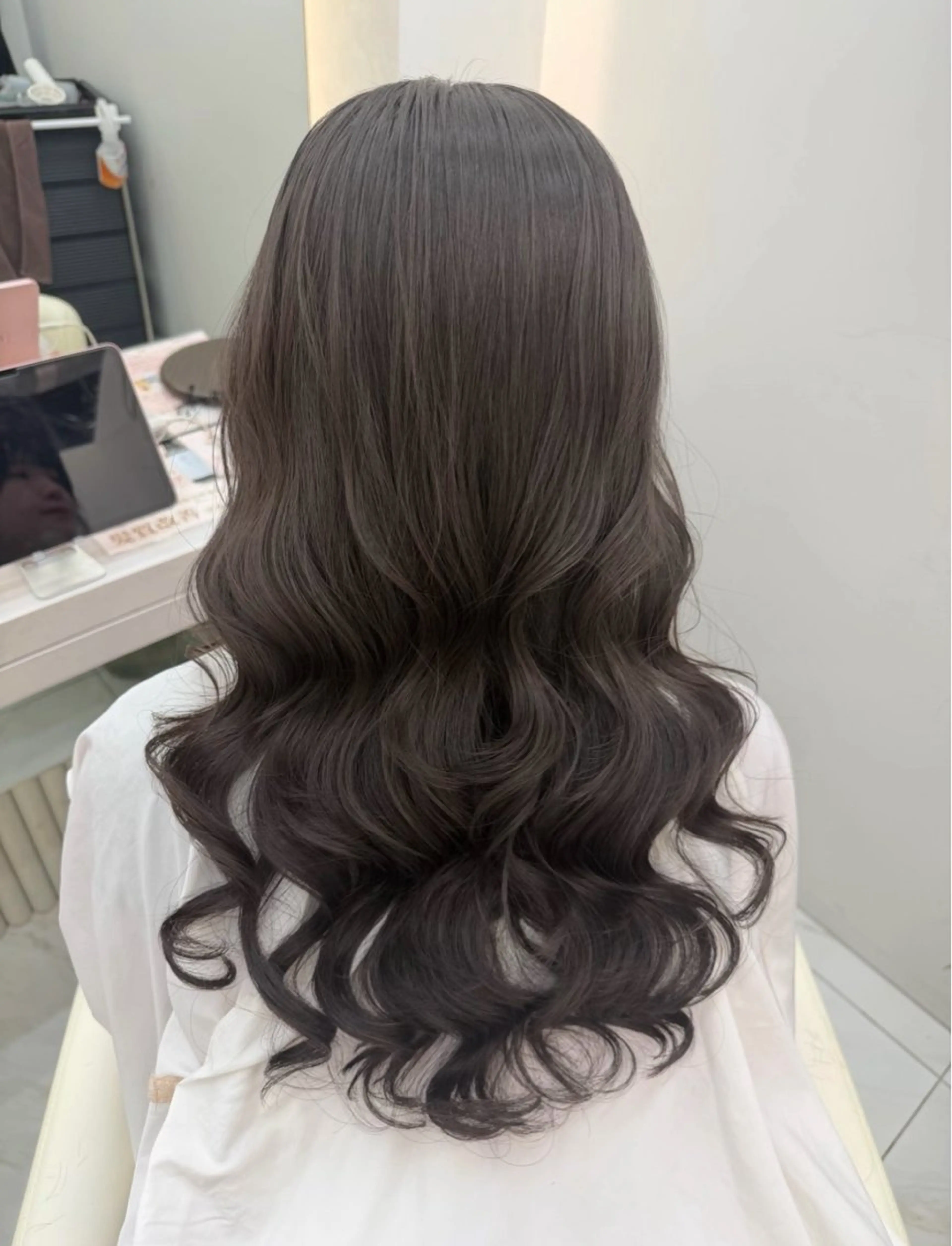 ミディアム ヘアカラー 高評価多数◎ コテ巻きパーマ星明夏のヘアスタイル