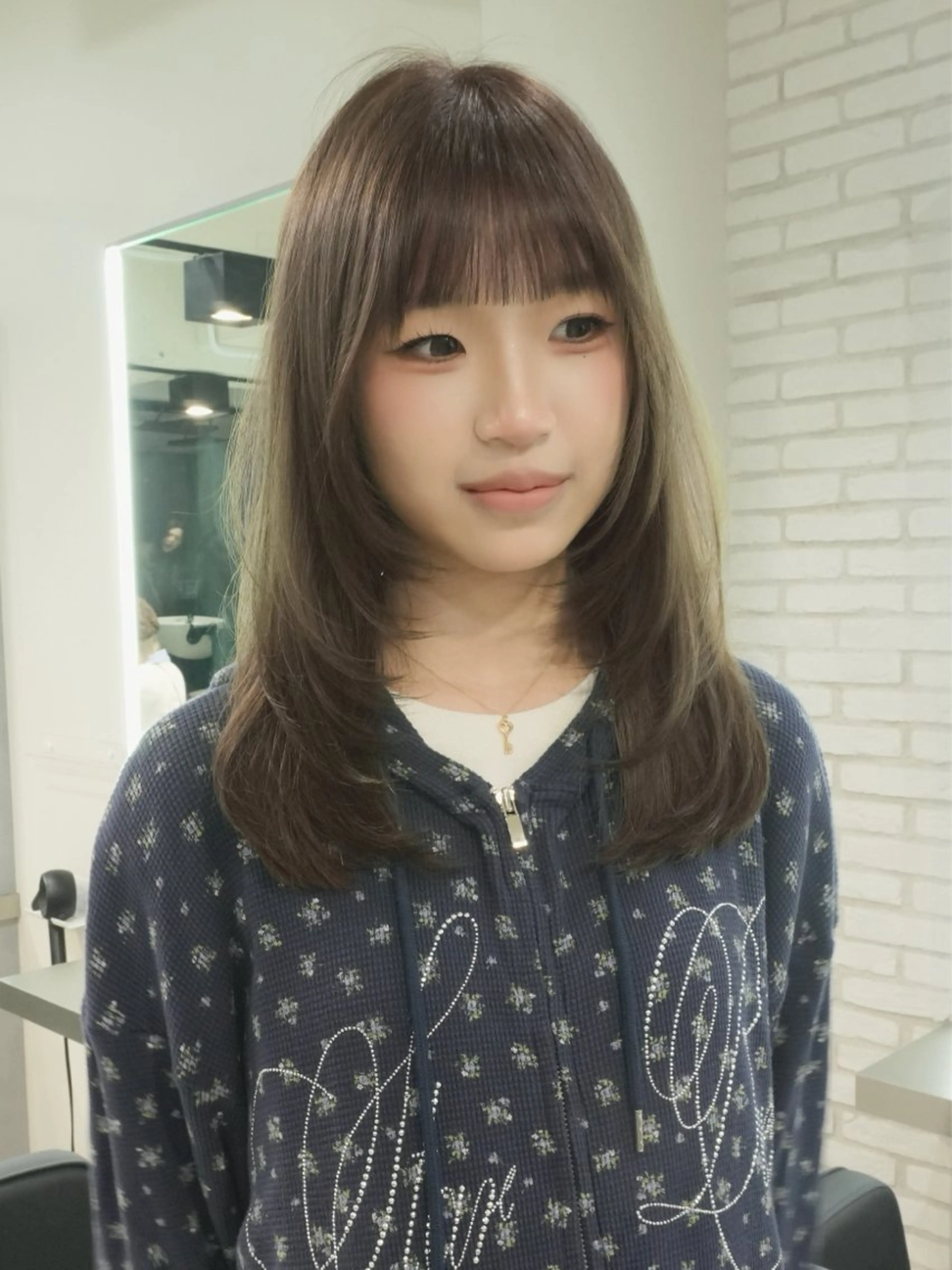 セミロング カラー ブリーチ グレージュ ブリーチなしカラー オリーブグレージュ オリーブグレー Airi 韓国y2k ボブパーマのヘアスタイル