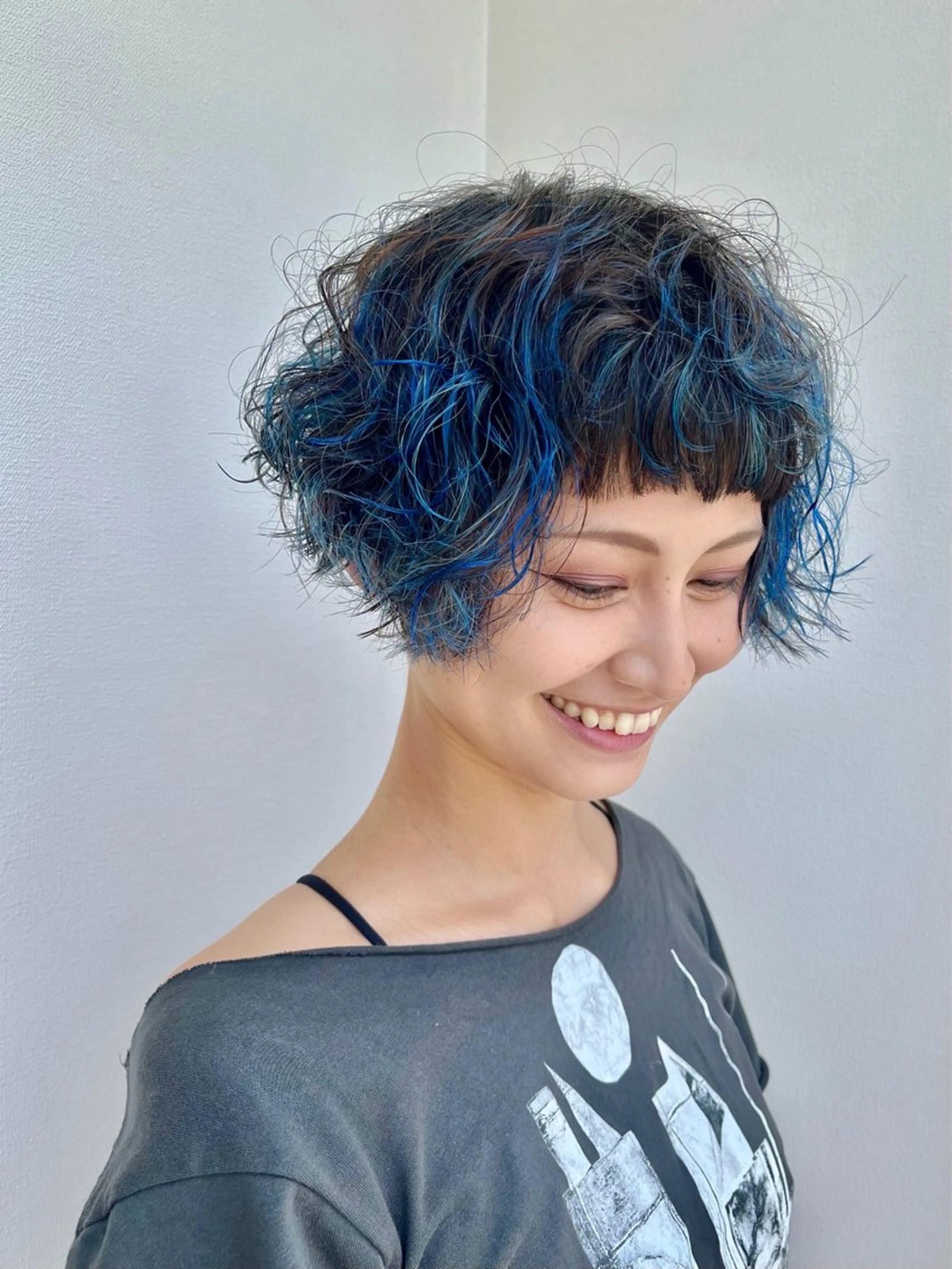 ショート カラー パーマ ショートヘア プードルパーマ パーマ 派手髪デザインカラー ヒロカのヘアスタイル
