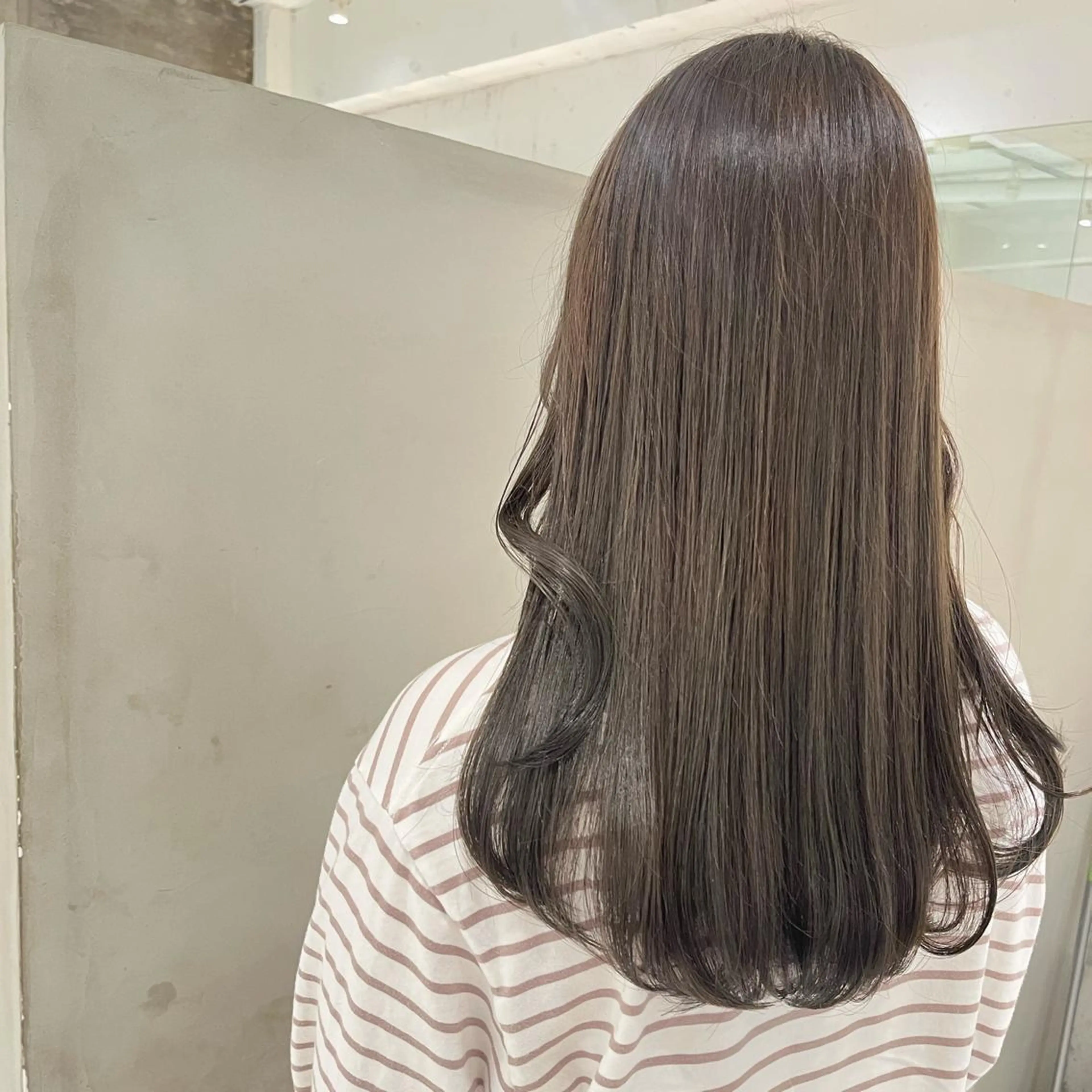 セミロング カラー アッシュ アッシュグレー アッシュグレージュ 透明感カラー グレージュ ヘアカラー トリートメント ヘッドスパ ヘアセット カジュアルを女っぽく 𝗮𝘆𝗮𝗰𝗼のヘアスタイル