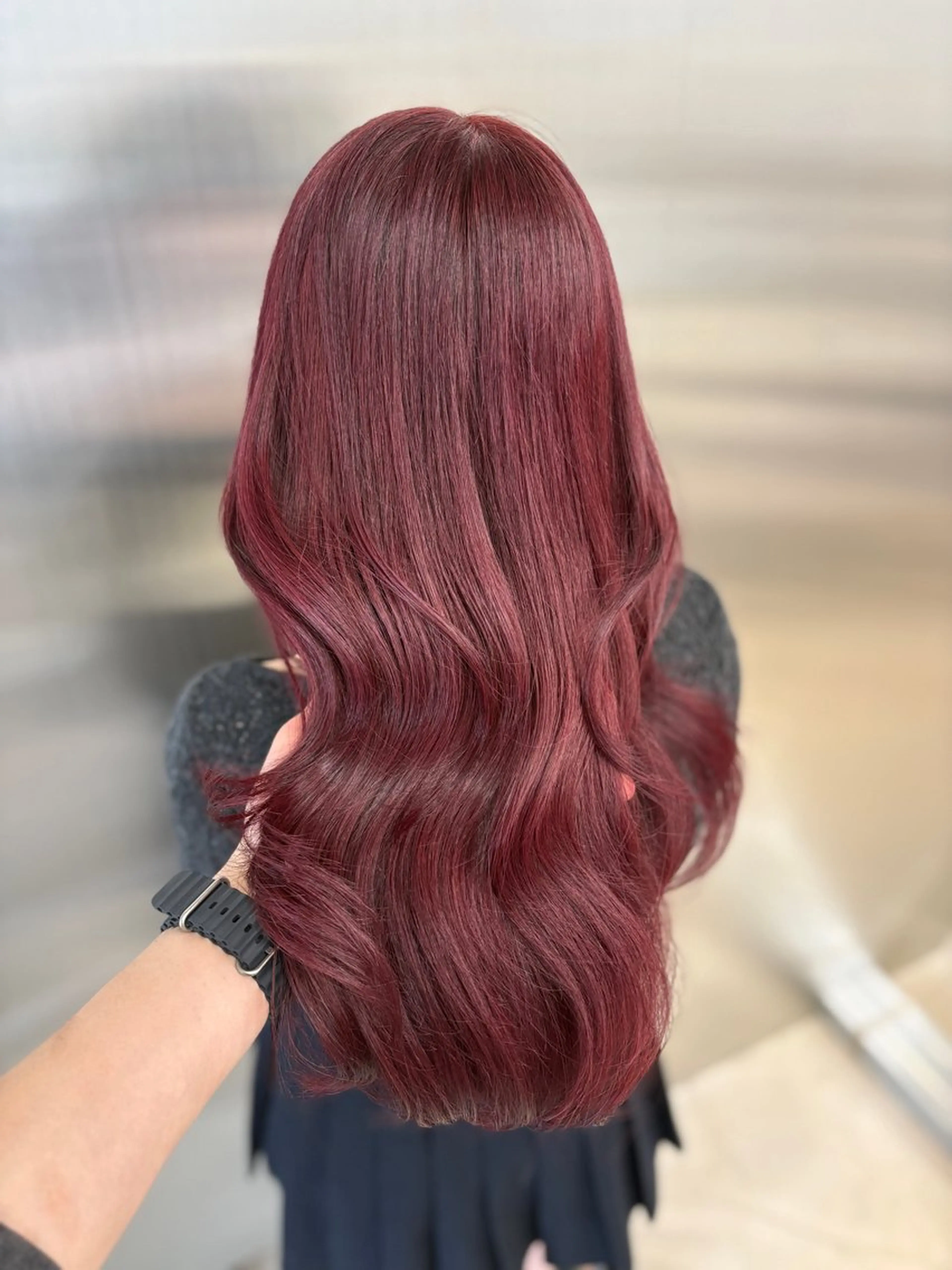 ロング カラー ブリーチ ボルドーカラー ダブルカラー ブリーチなしカラー レッドカラー カット ヘアカラー トリートメント SOKI｜赤髪 ×レイヤー｜外苑前のヘアスタイル