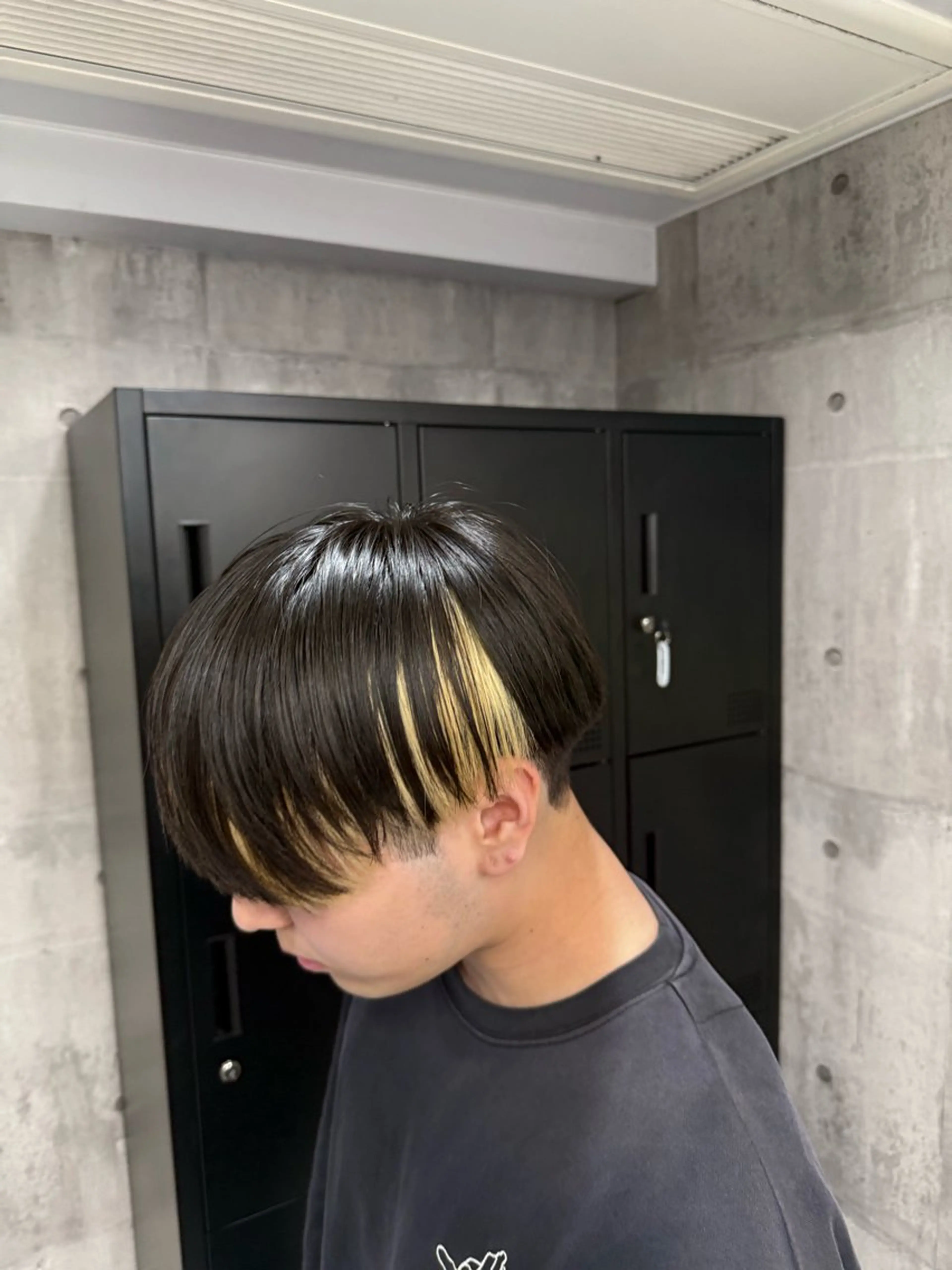 カラー メンズ メンズバレイヤージュ メンズブリーチ メンズハイライト メンズハイトーン メンズインナーカラー ヘアカラー トリートメント ☁️かずき☁️青.紫 推し活カラー💫のヘアスタイル