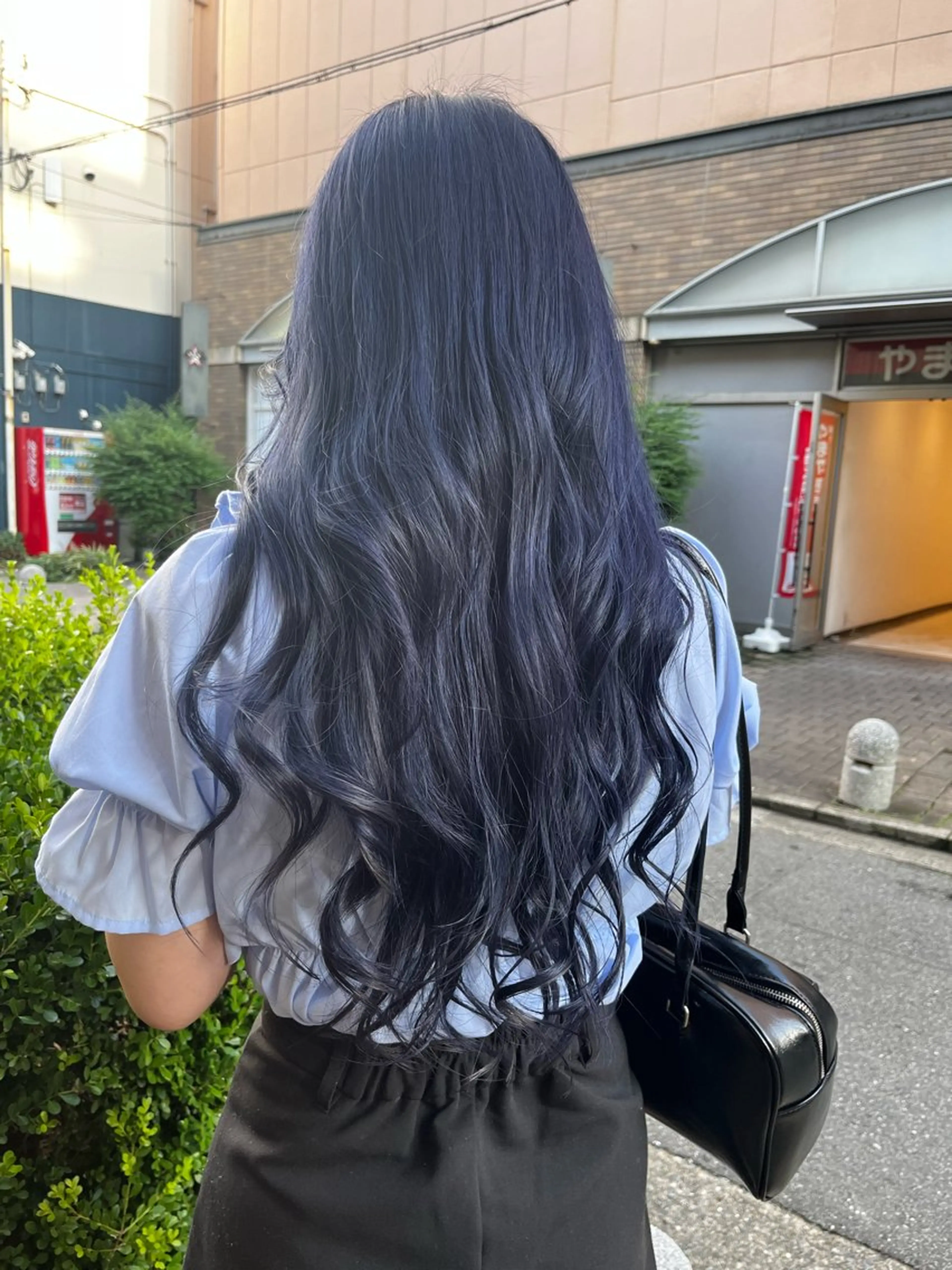 ロング カラー 黒髪 ブリーチ ブルーカラー ブルーブラック SHIINA 香椎宮前店のヘアスタイル