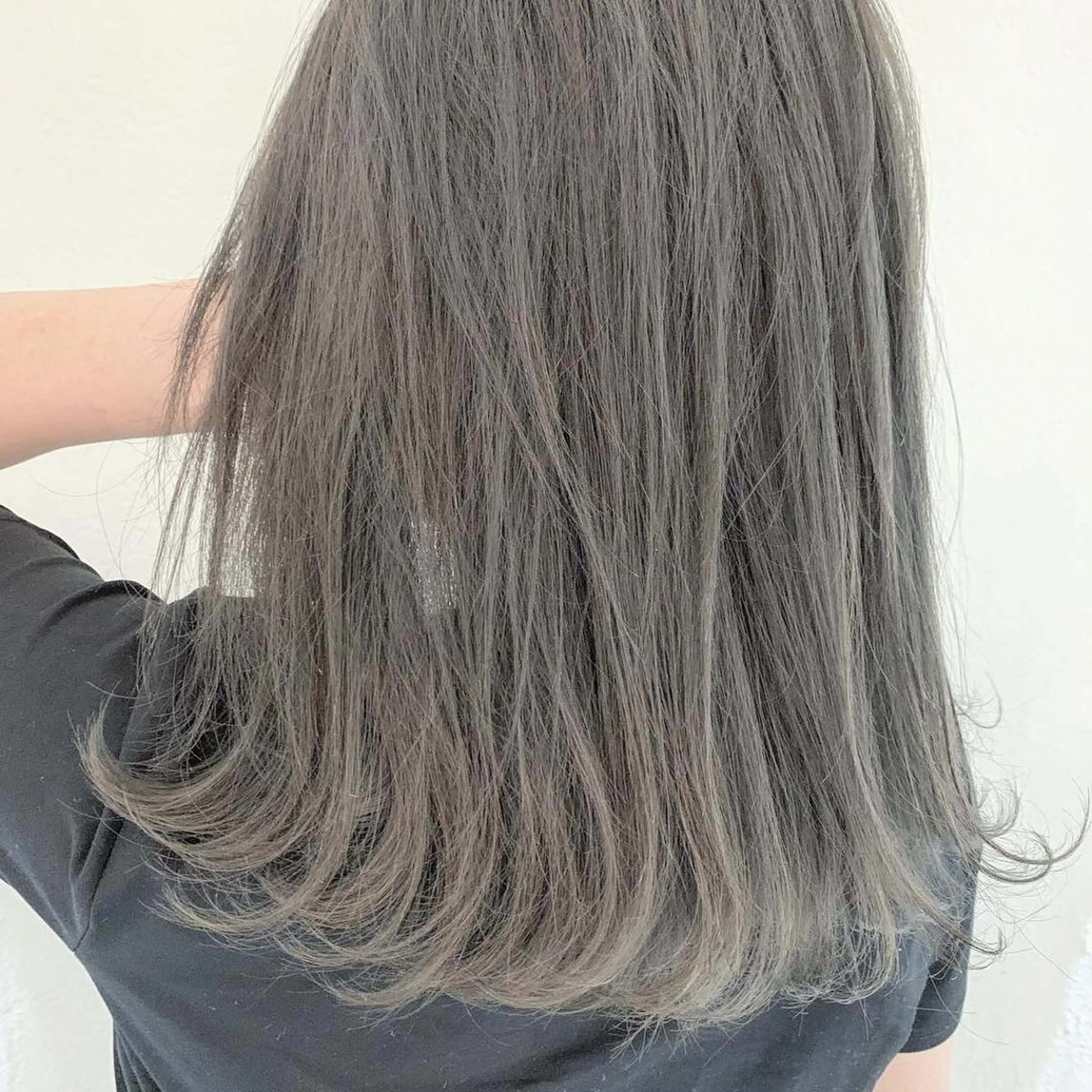 ミディアム 切りっぱなしボブ ボブ 斜めバング 伸ばしかけ レイヤーカット ヘアカラー レイヤーカット 川田くるみのヘアスタイル