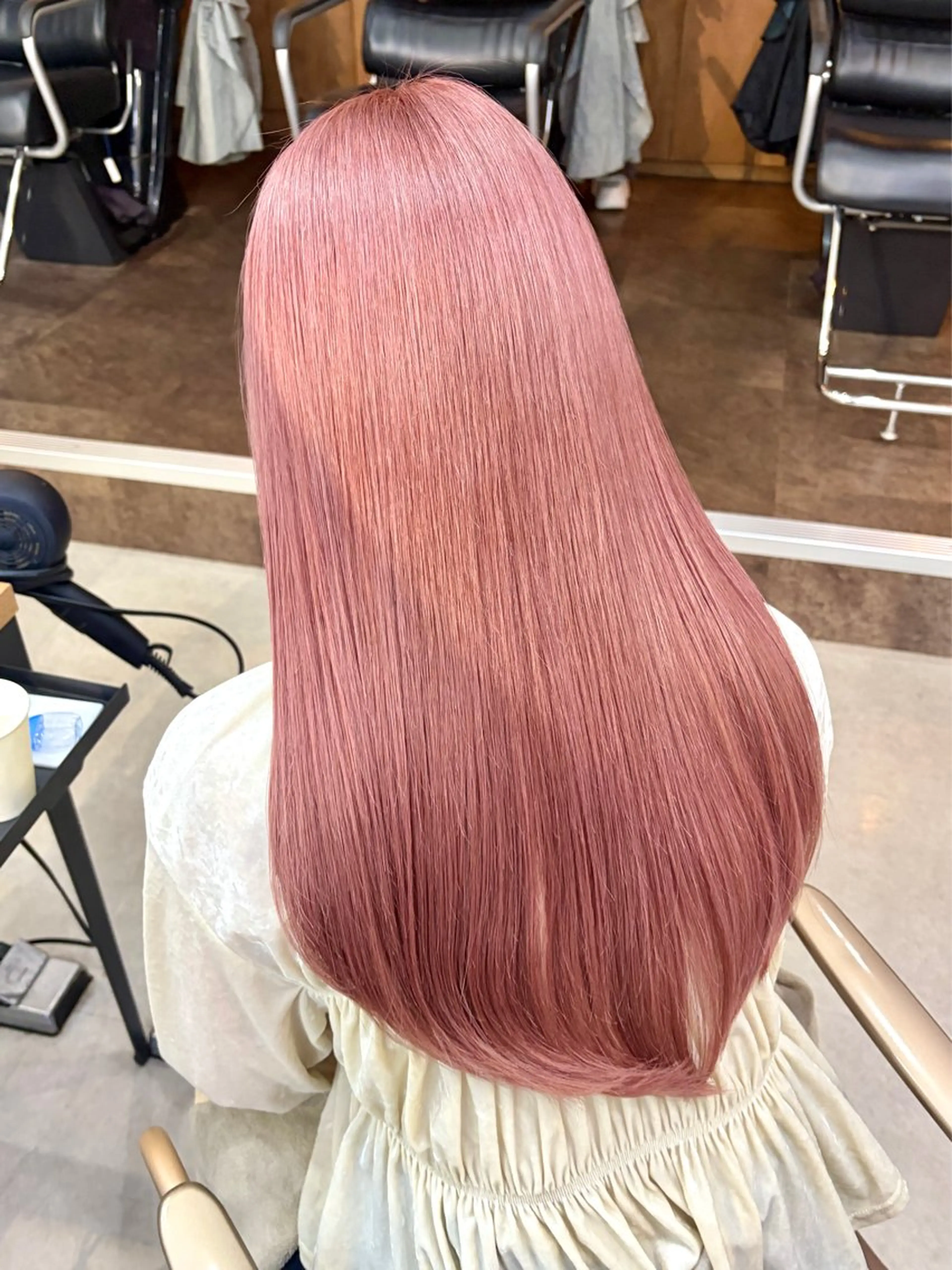 ロング カラー ベージュカラー ピンクカラー ピンクベージュ ヘアカラー トリートメント 切りっぱなしボブ/ ブリーチカラー/大塚のヘアスタイル