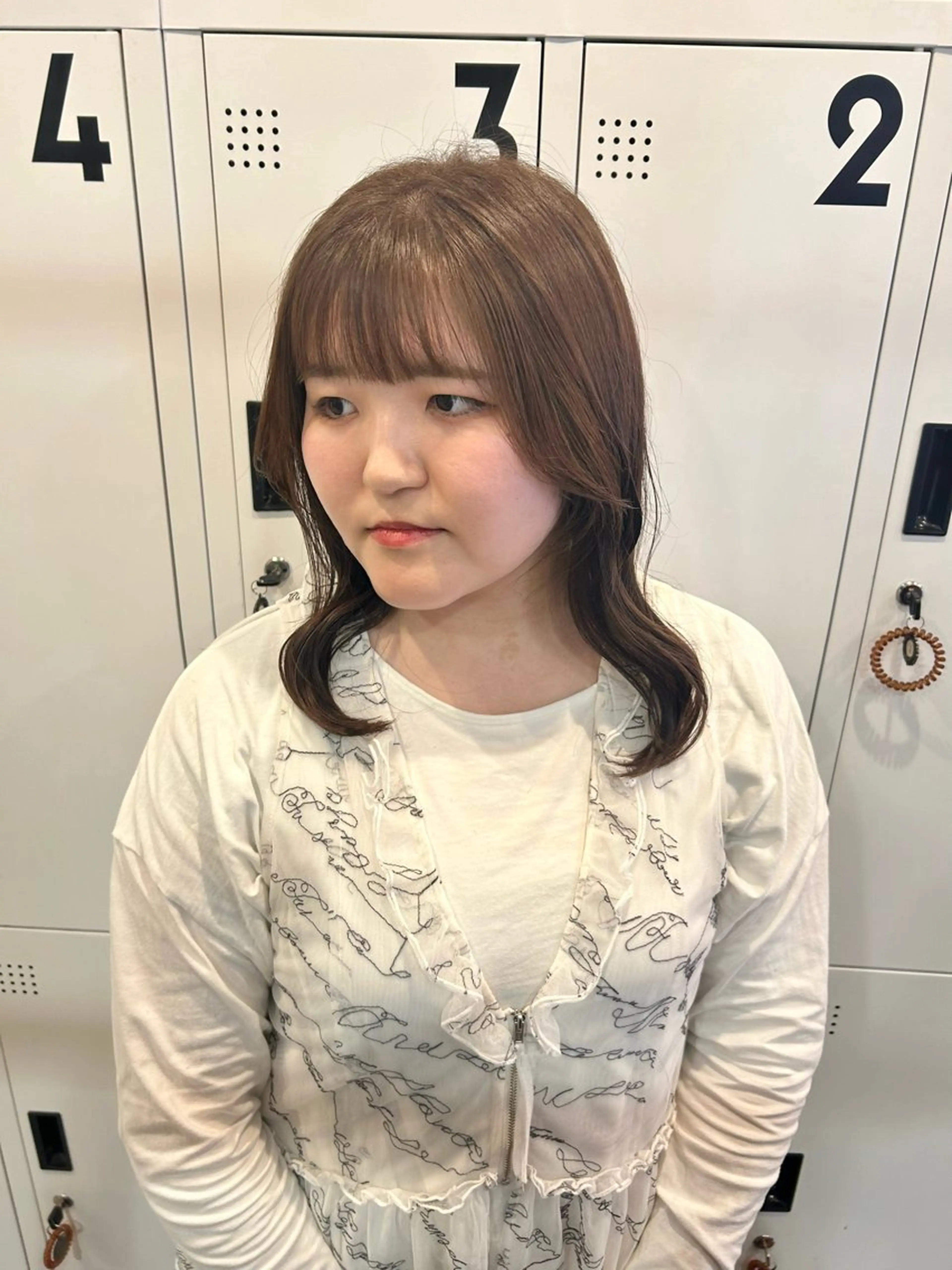 ミディアム カラー ベージュカラー ブリーチ ブリーチなしカラー オリーブベージュ くびれヘア カット ヘアカラー mai /attraのヘアスタイル