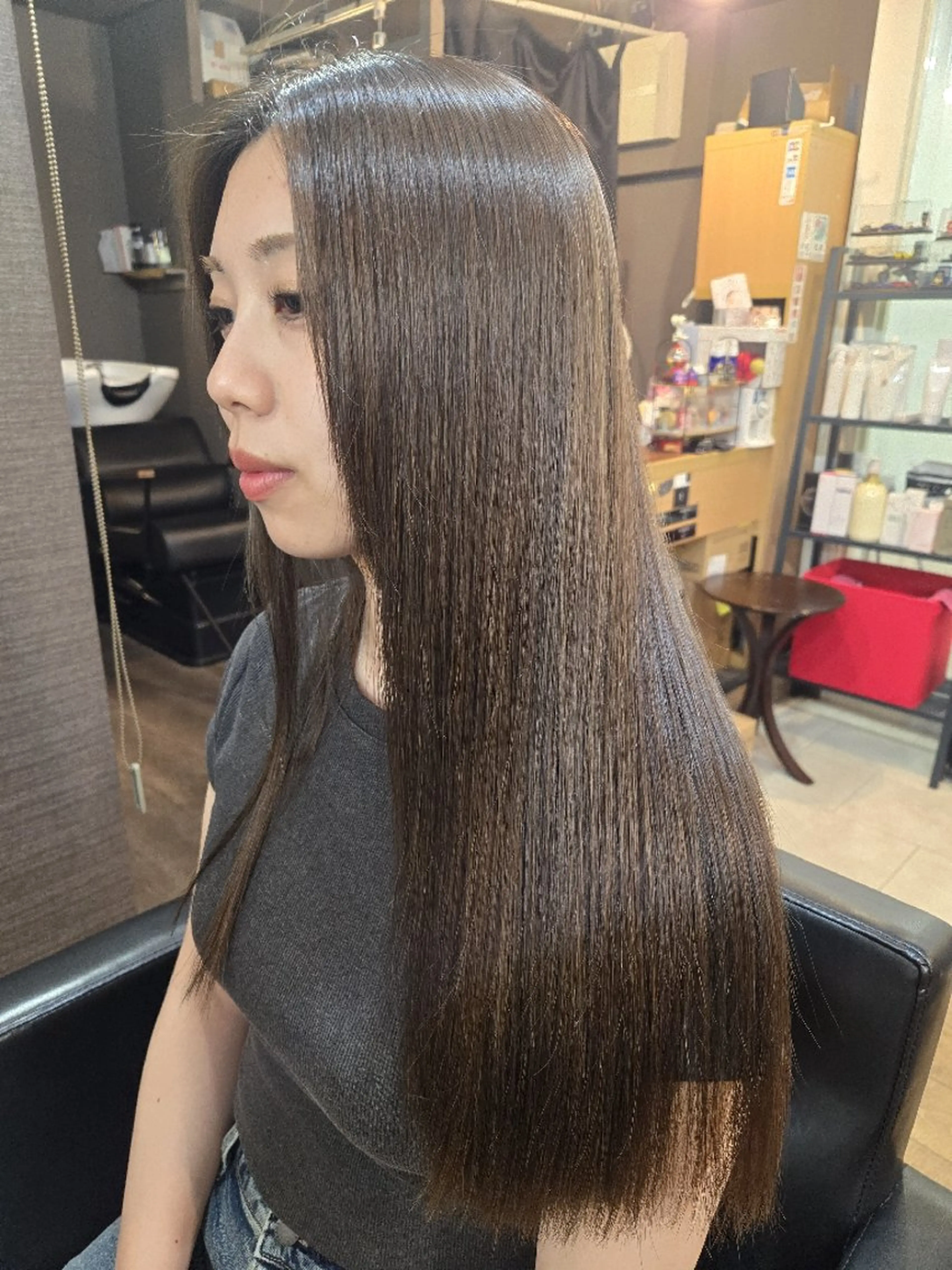 ロング カラー アッシュ ベージュカラー レイヤーカット Seven Quarterのヘアスタイル