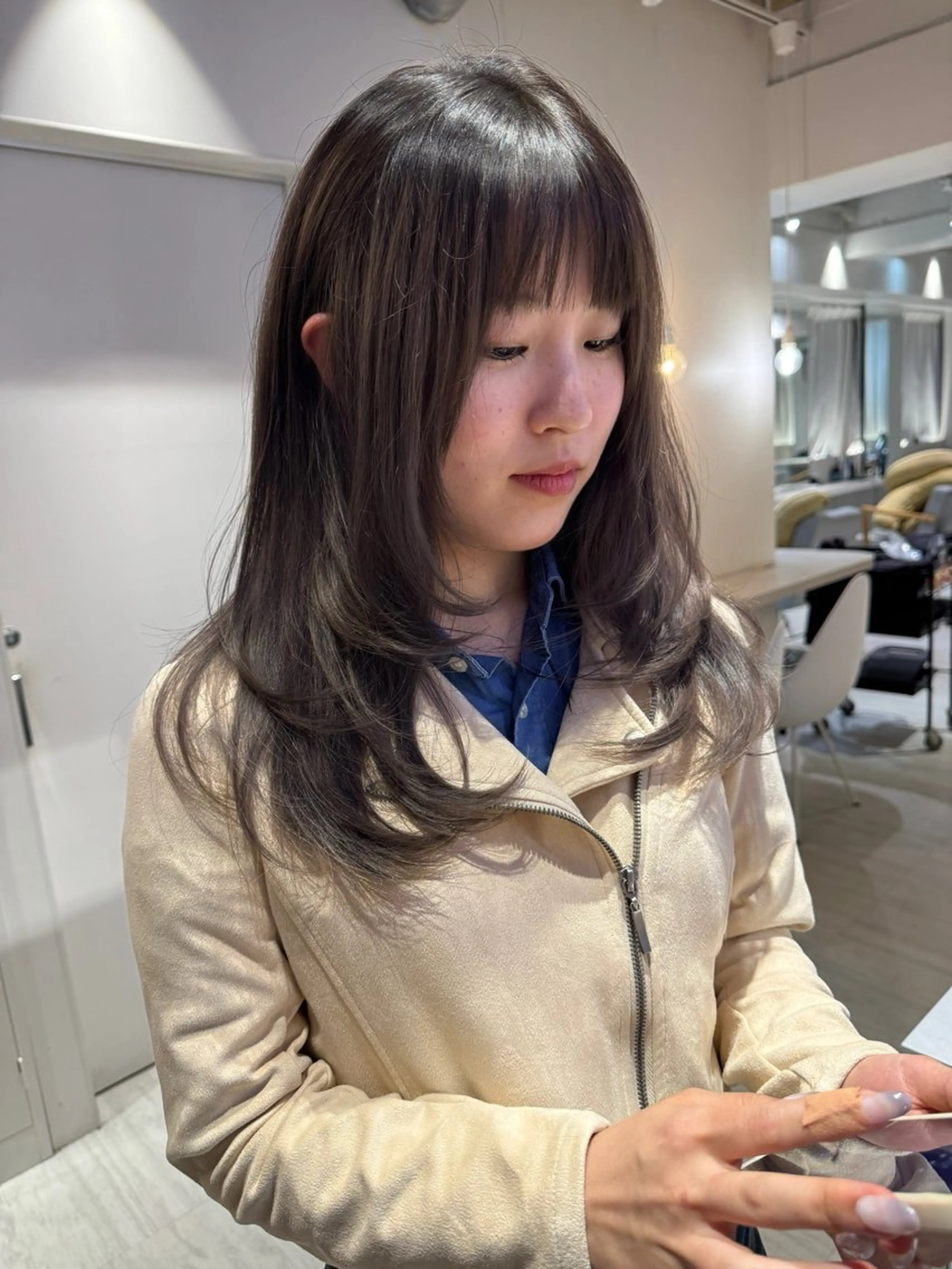 ミディアム レイヤーカット 似合わせカット カット トリートメント Ami/艶カラー/ レイヤー/ハイトーンのヘアスタイル