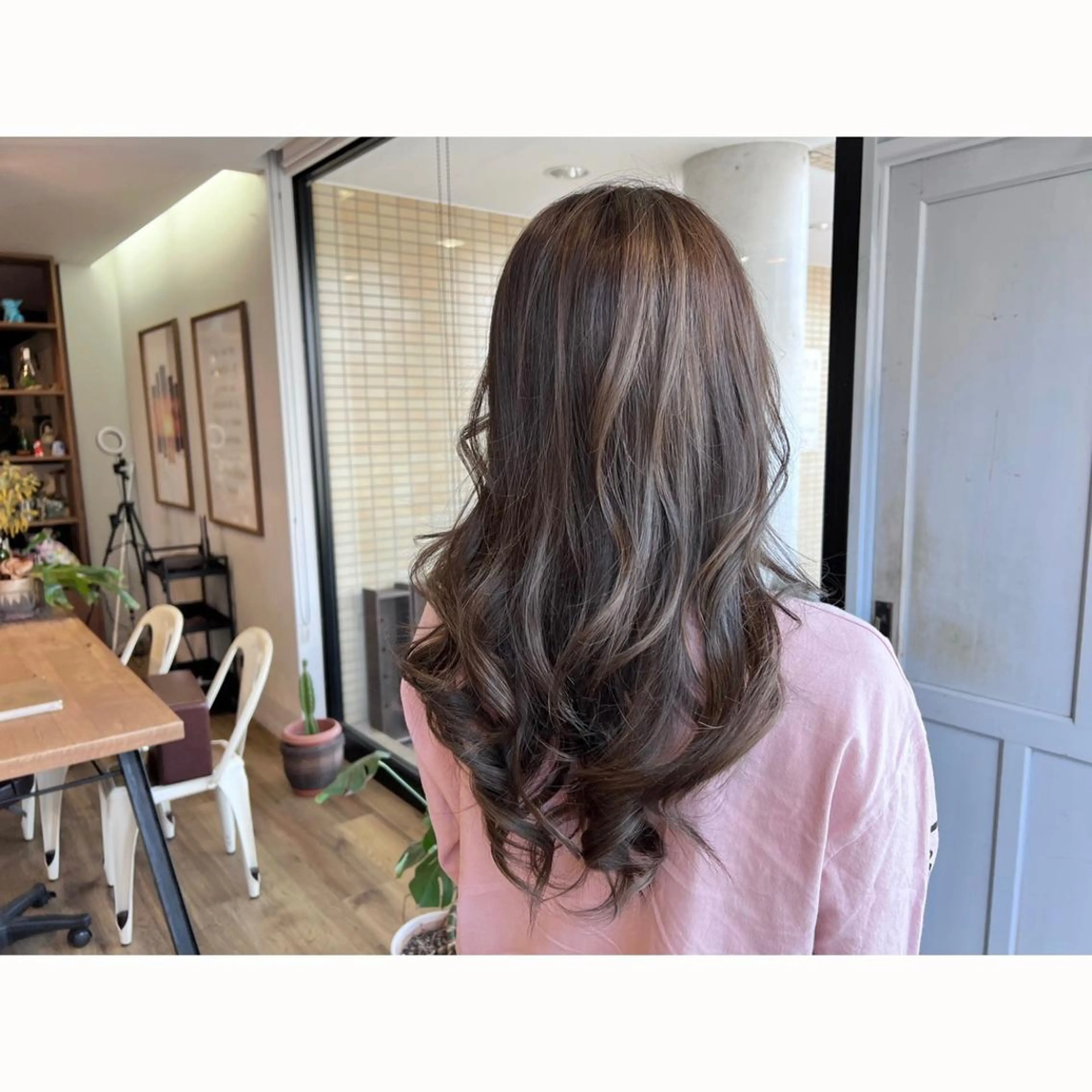 ロング カラー アッシュ ベージュカラー ハイライトカラー ハイライト ヘアカラー トリートメント ツキダテ ユイのヘアスタイル