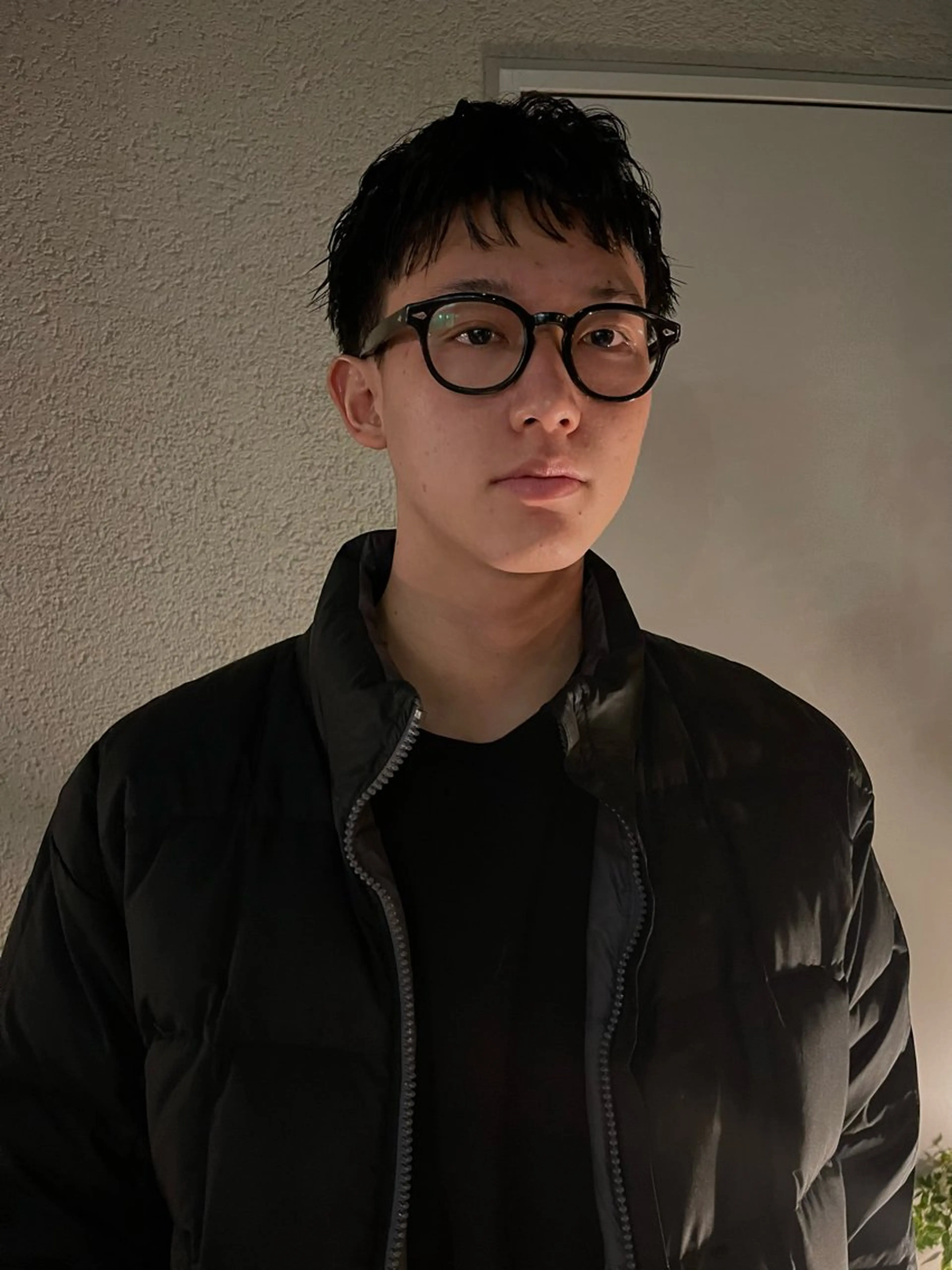 ショート メンズ カット 曲がる縮毛矯正 センターパートのヘアスタイル