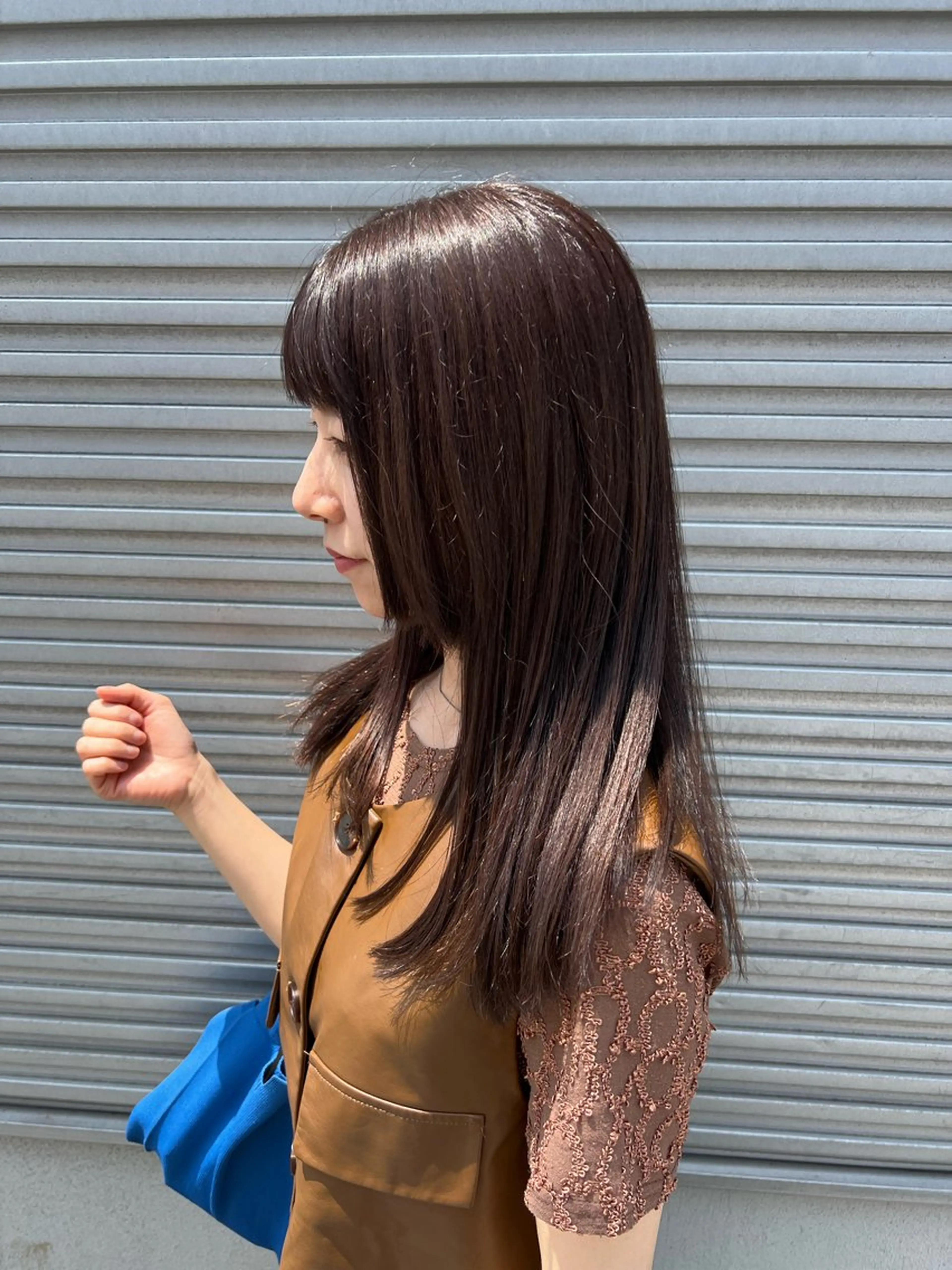 カラー momb 折戸結菜のヘアスタイル