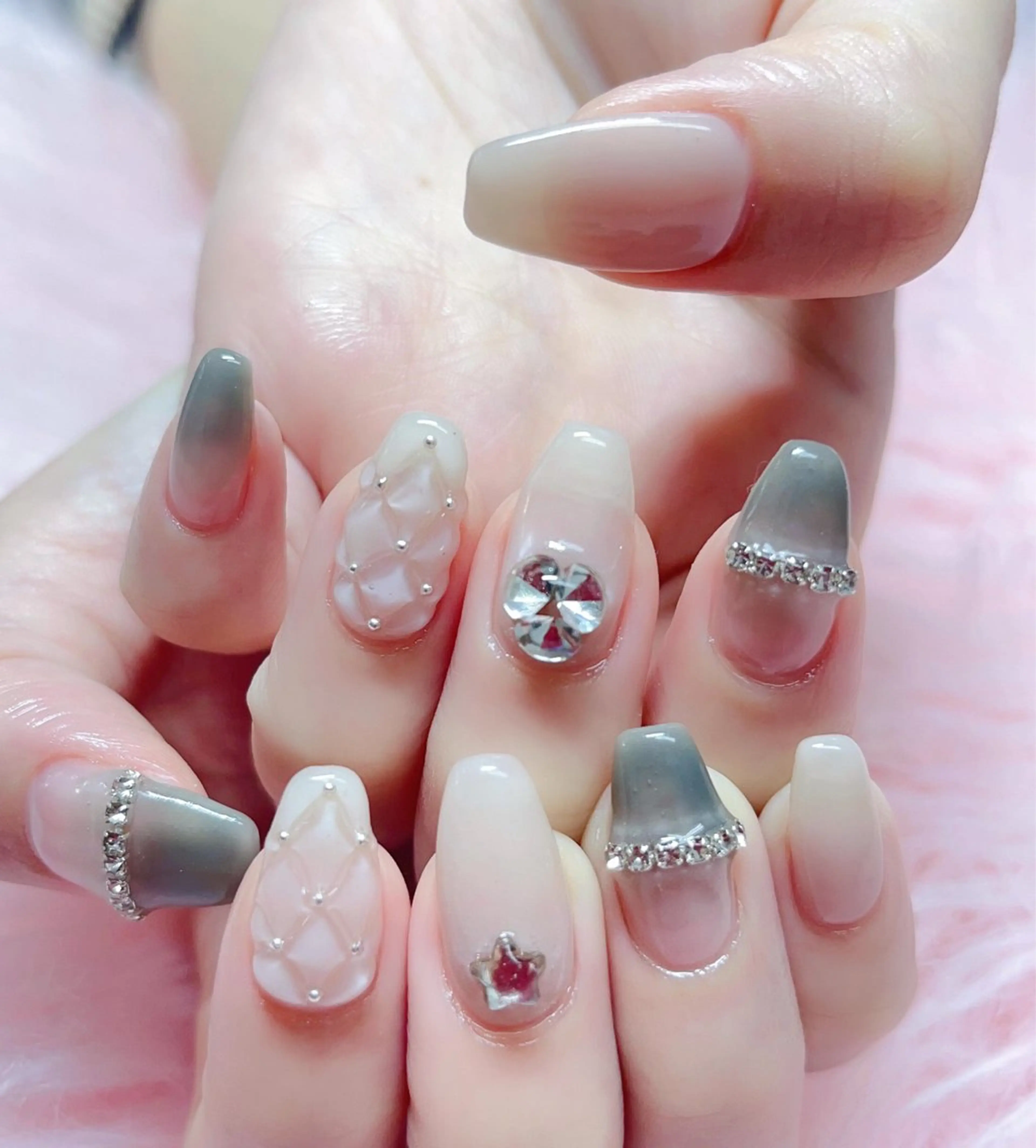 ネイル フレンチネイル ジェルネイル グラデーション 韓国ネイル ラメ(グリッター) ハンドネイル MoonNail ユリ🌸のネイルデザイン