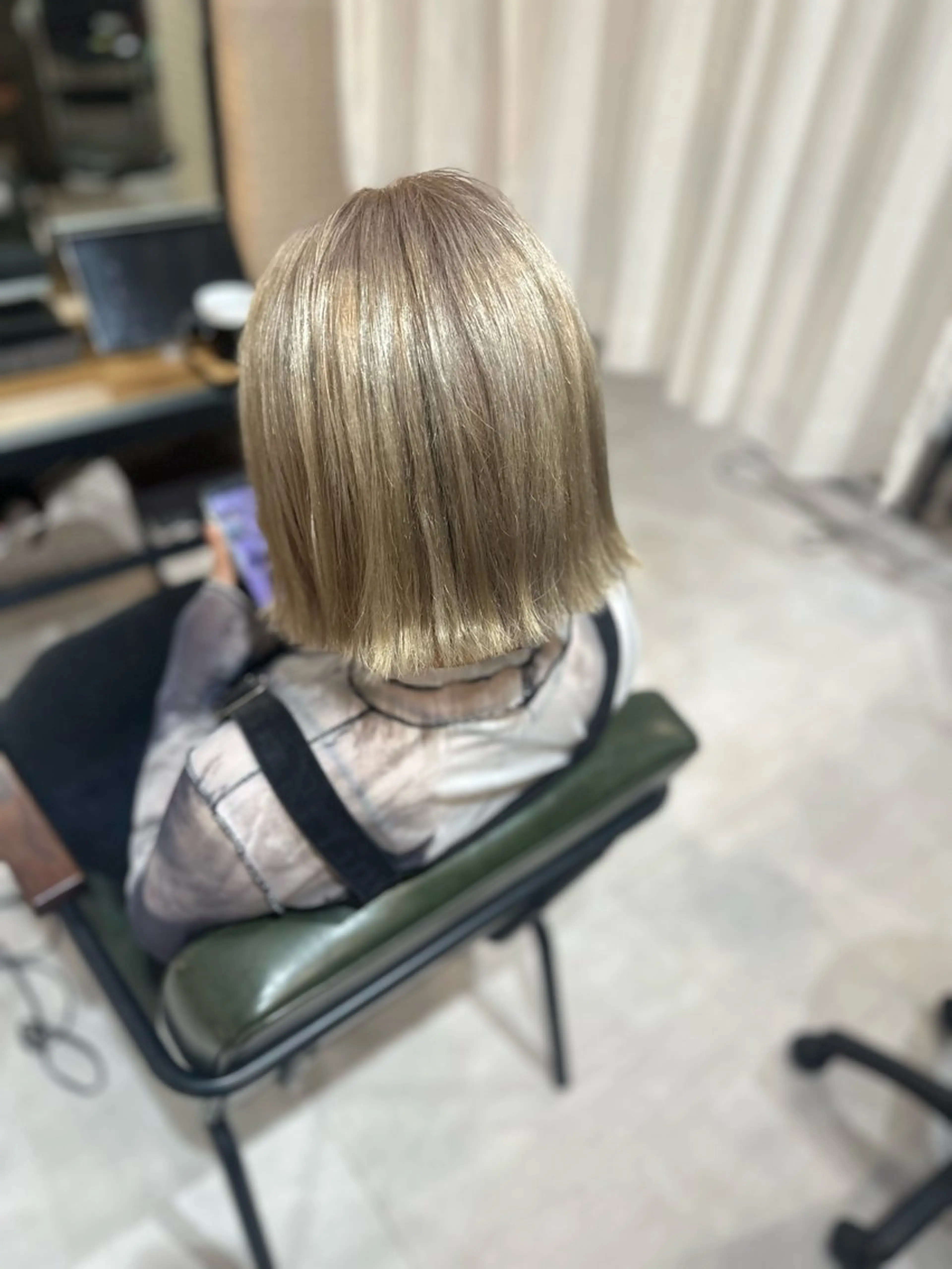 ミディアム カラー ベージュカラー ブリーチ ハイトーンカラー ホワイトベージュ ハイトーンカラー 特化/悠希のヘアスタイル