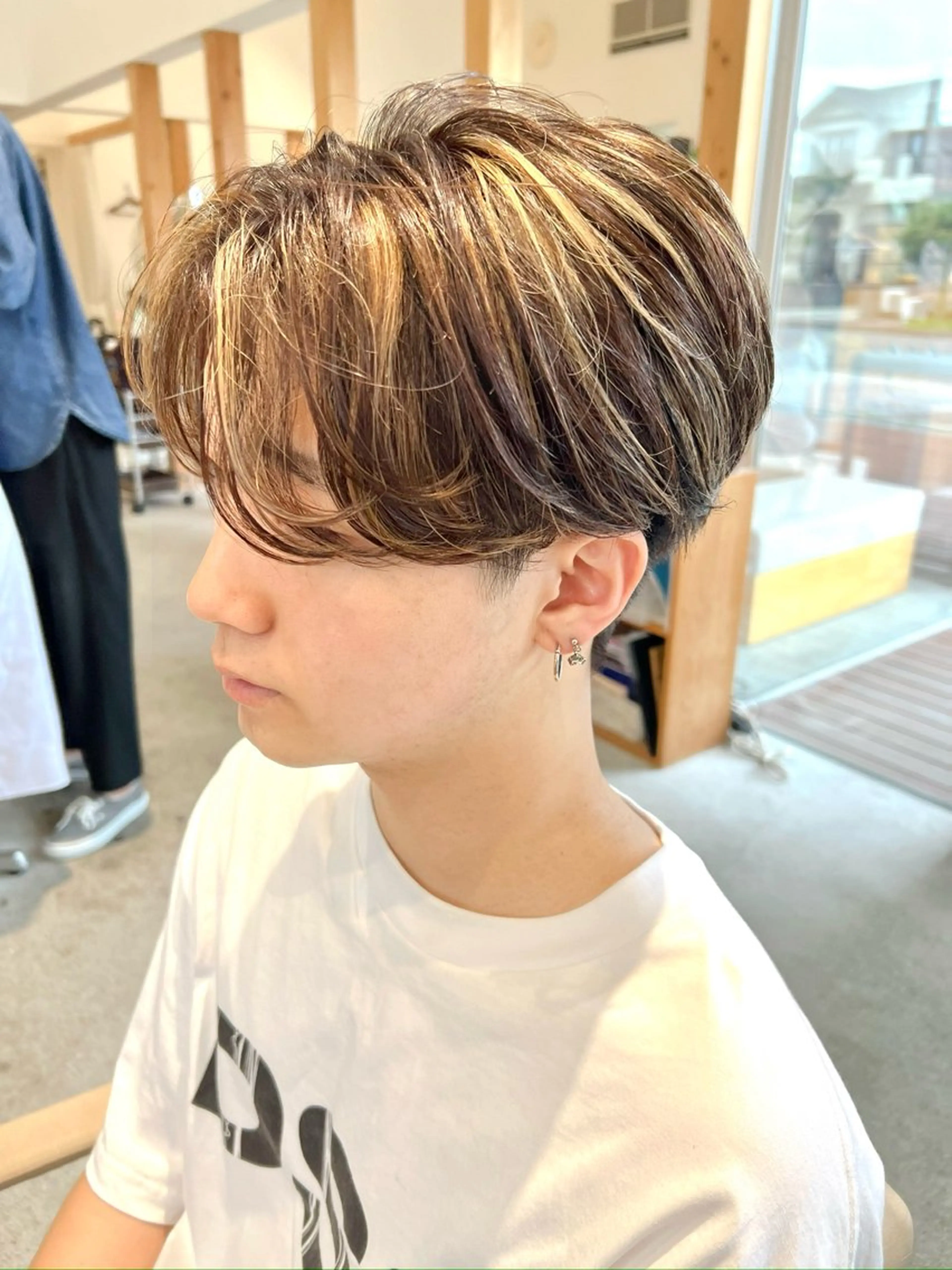 ミディアム カラー パーマ メンズ ミディアムパーマ センターパート メンズハイライト カルマパーマ メンズ韓国風 服部 雄輝のヘアスタイル