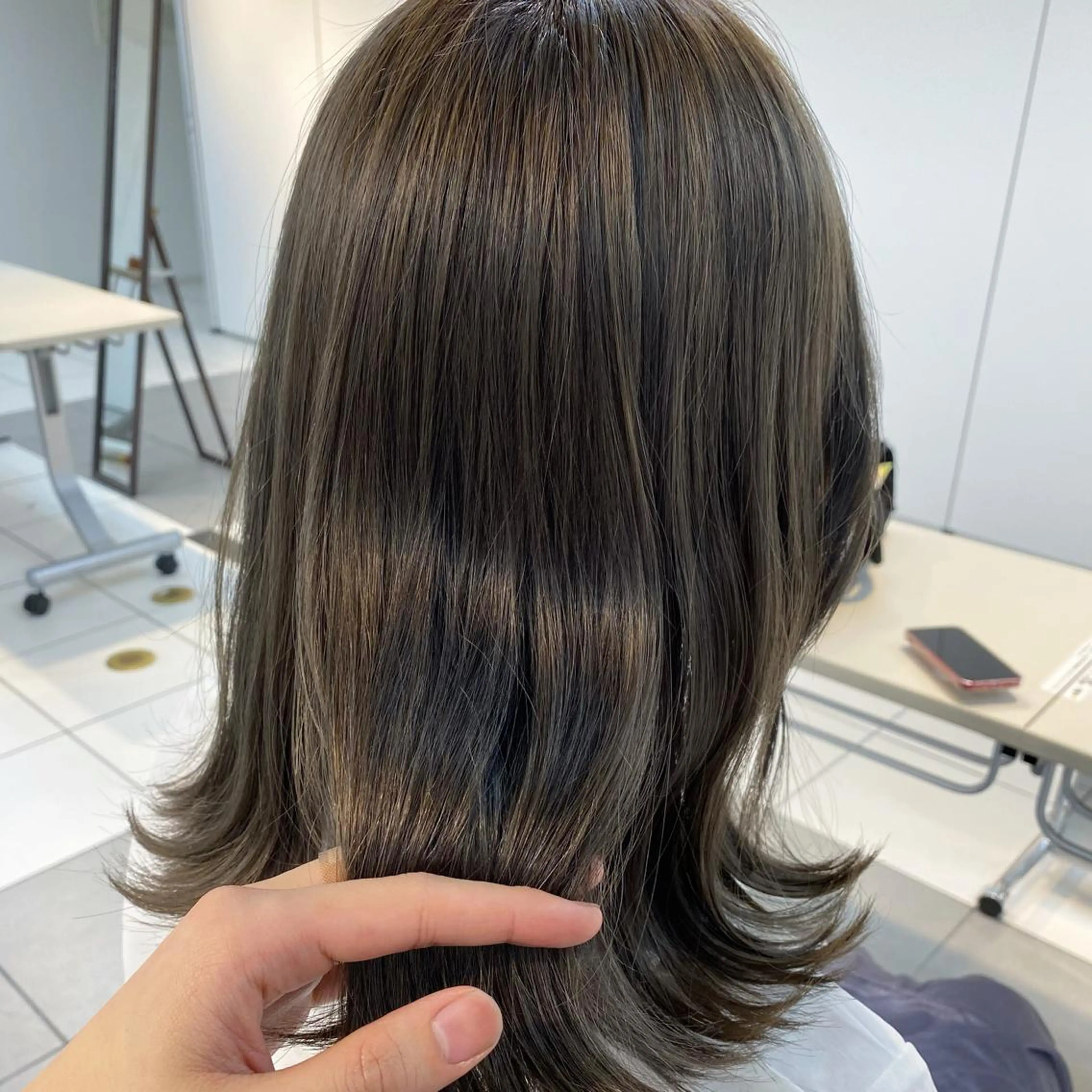 ミディアム カラー アッシュ アッシュグレー アッシュグレージュ ブリーチ 透明感カラー カット ヘアカラー トリートメント ✂韓国レイヤー 🦋みやび🪽のヘアスタイル