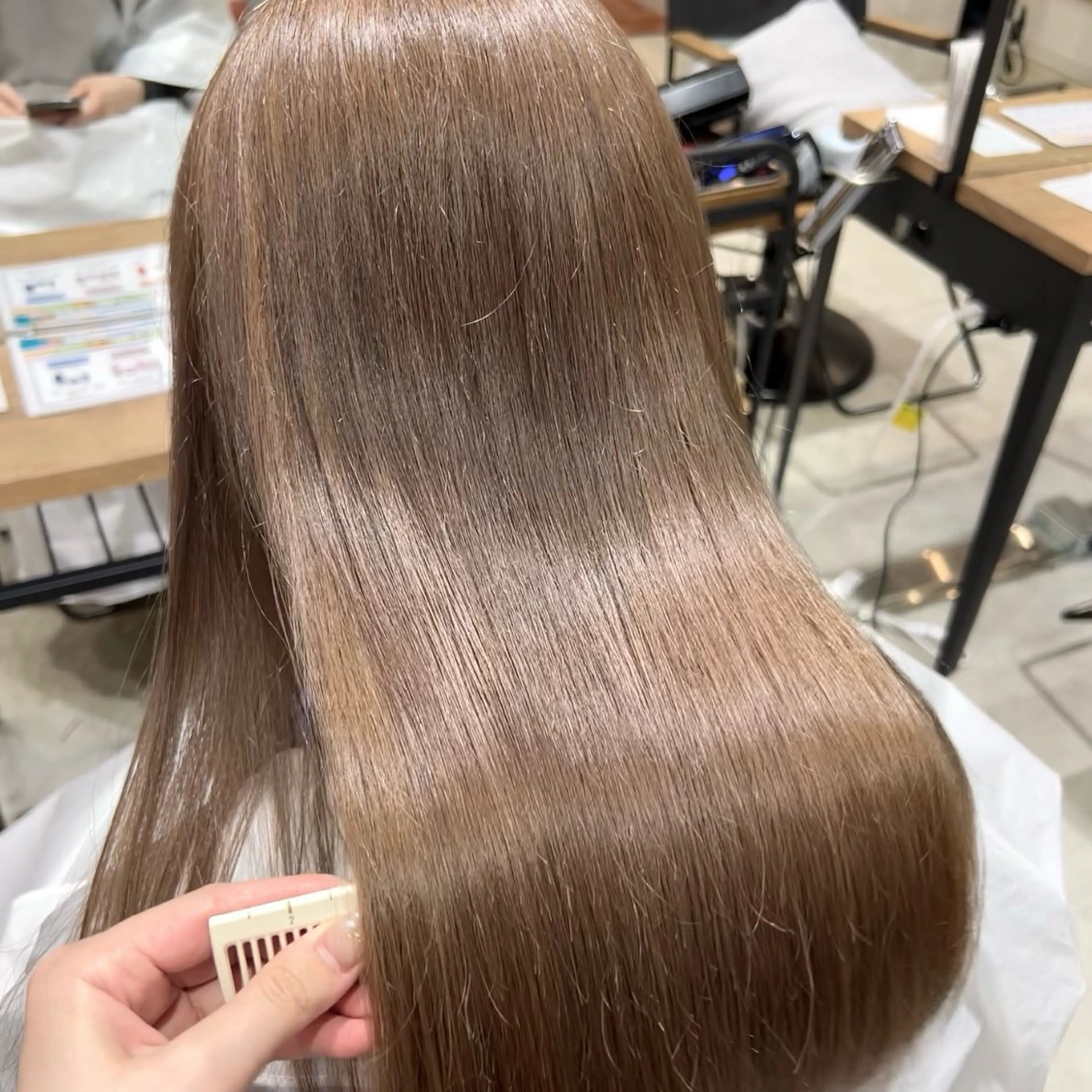 ミディアム カラー ベージュカラー ミルクティーベージュ 🪄あべいくみ レイヤーカット🌙のヘアスタイル
