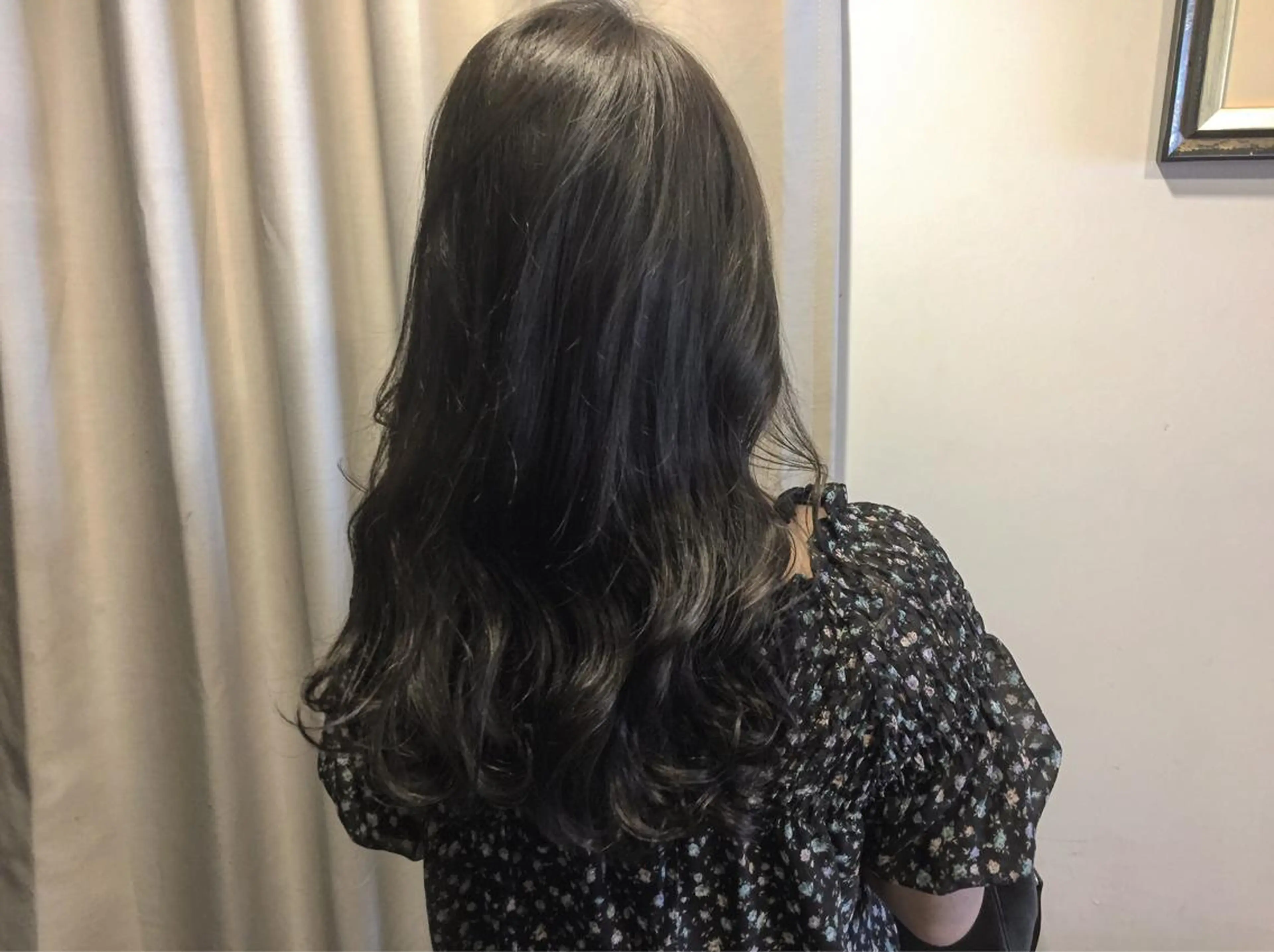 ロング カラー ツキノキ ミナのヘアスタイル
