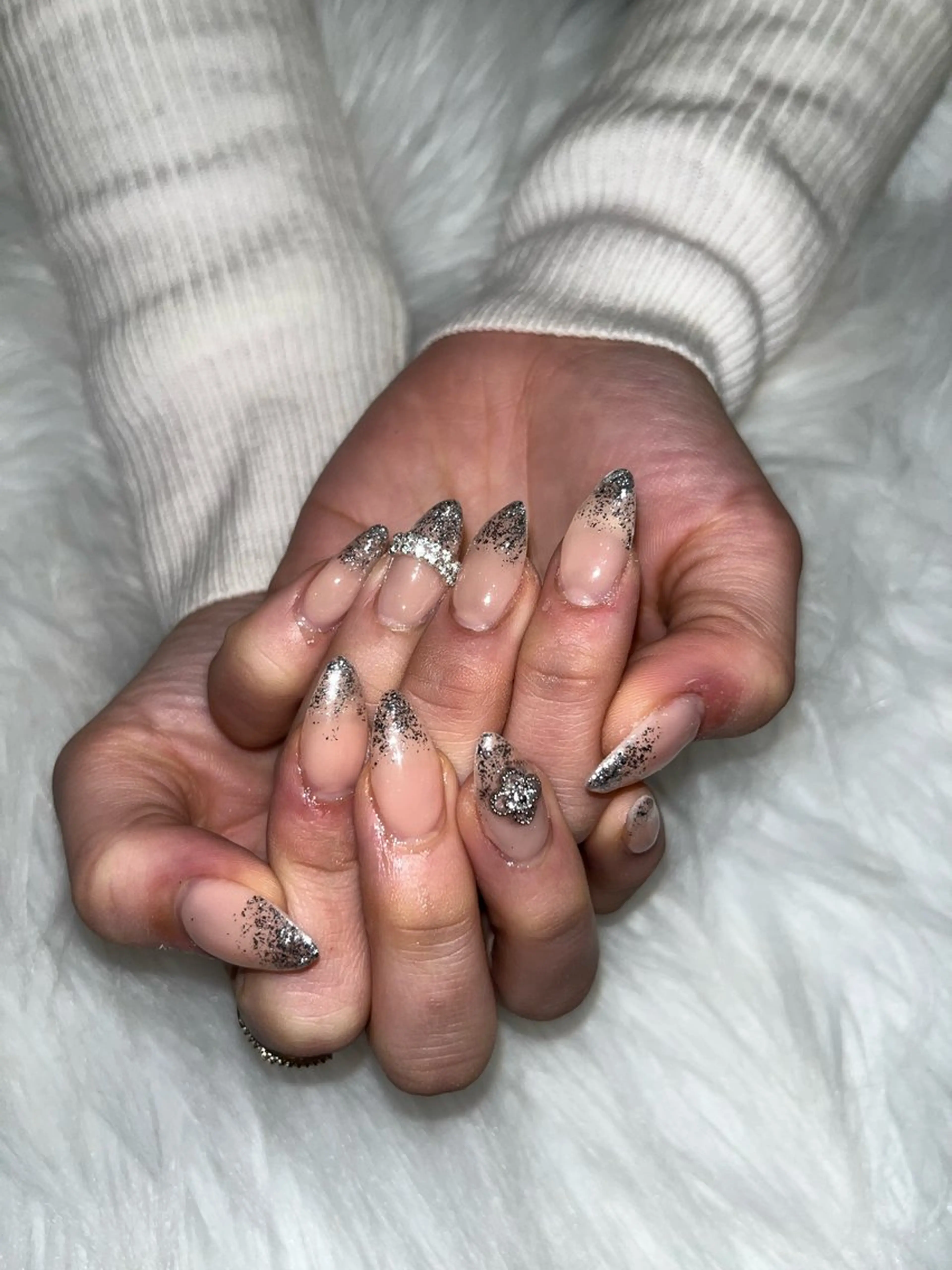 ネイル グラデーション ラメ(グリッター) ラメグラデーション シルバー シンプルネイル ハンドネイル taminami Lunaのネイルデザイン