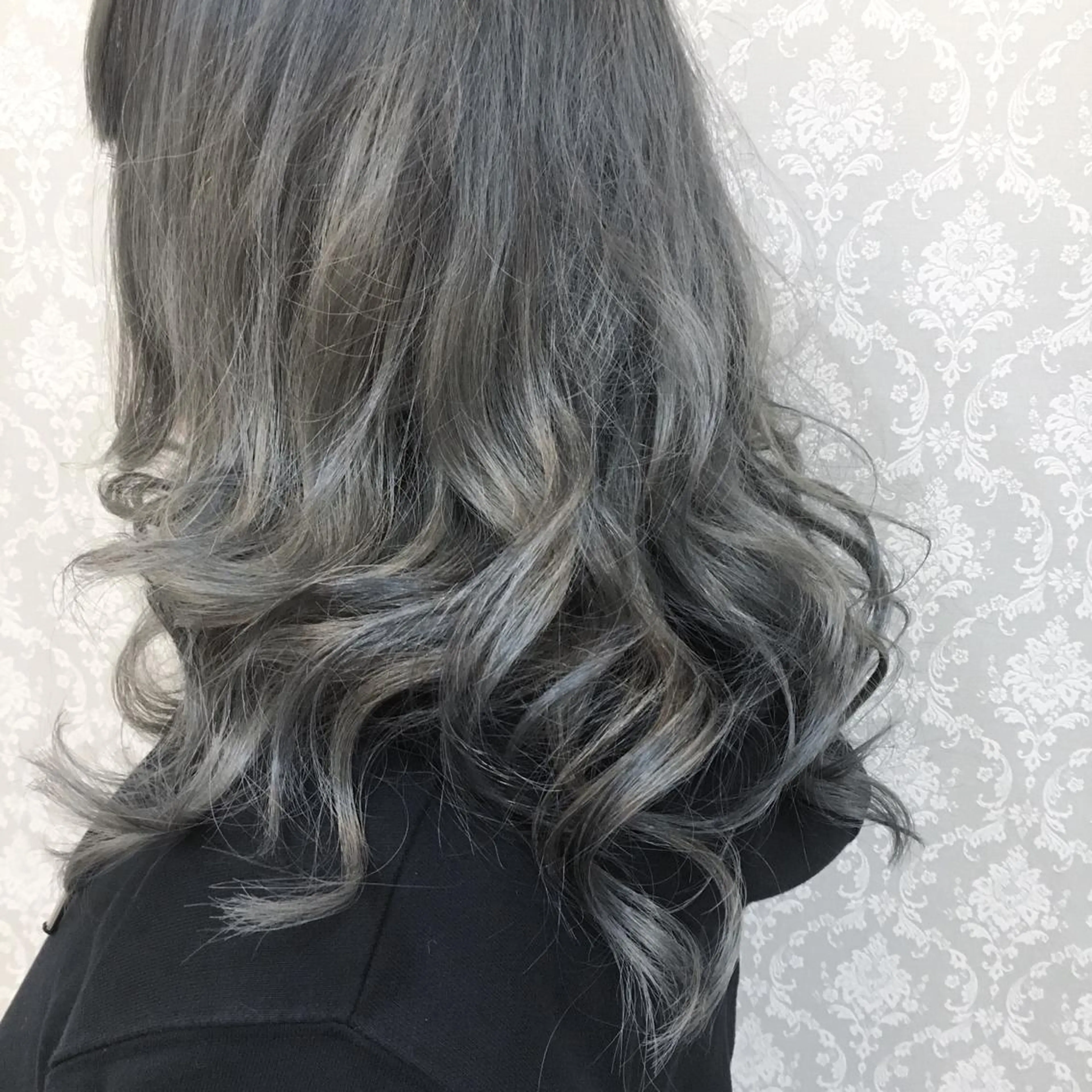 カラー ハイトーンカラー ササキ トモシのヘアスタイル