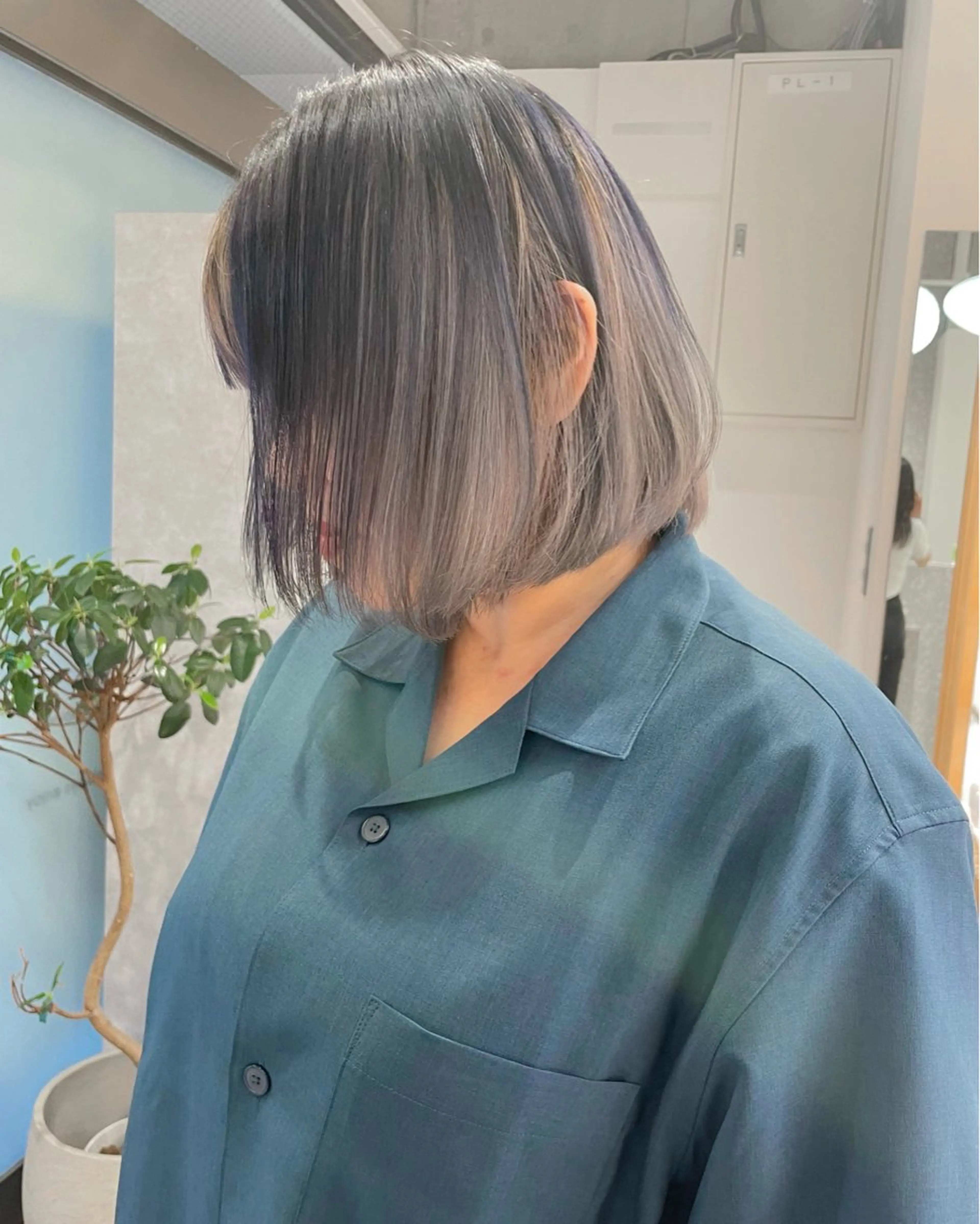 ミディアム カラー ブリーチ デザインカラー ハイトーンカラー インナーカラー シルバー カット ヘアカラー ダブルカラー,透け カラーHINARIのヘアスタイル